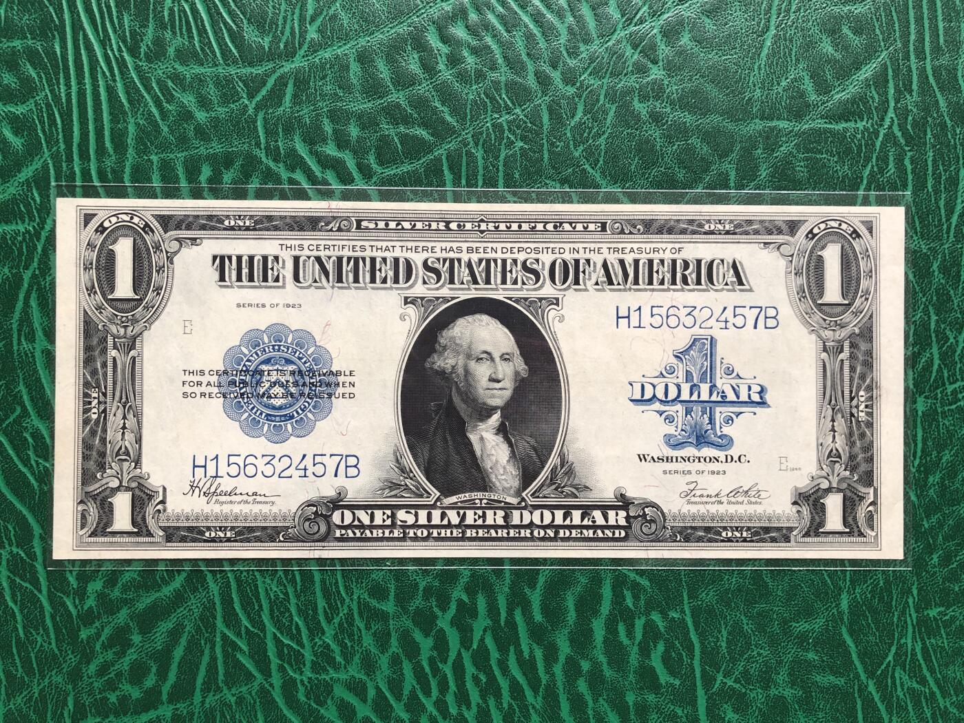全新UNC 美国1923年大票幅1美金银币券 （大票老美金收藏的入门品种，经典百年历史老美金，65～66分极品居中度，四角尖尖，完美无裁剪黑线，相当难得的一张裸币）