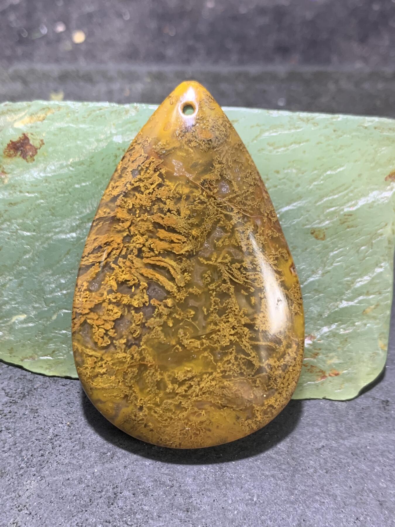 精美亚光黄金草花纹战国红玛瑙手工俏色巧雕金钱豹吊坠一个，