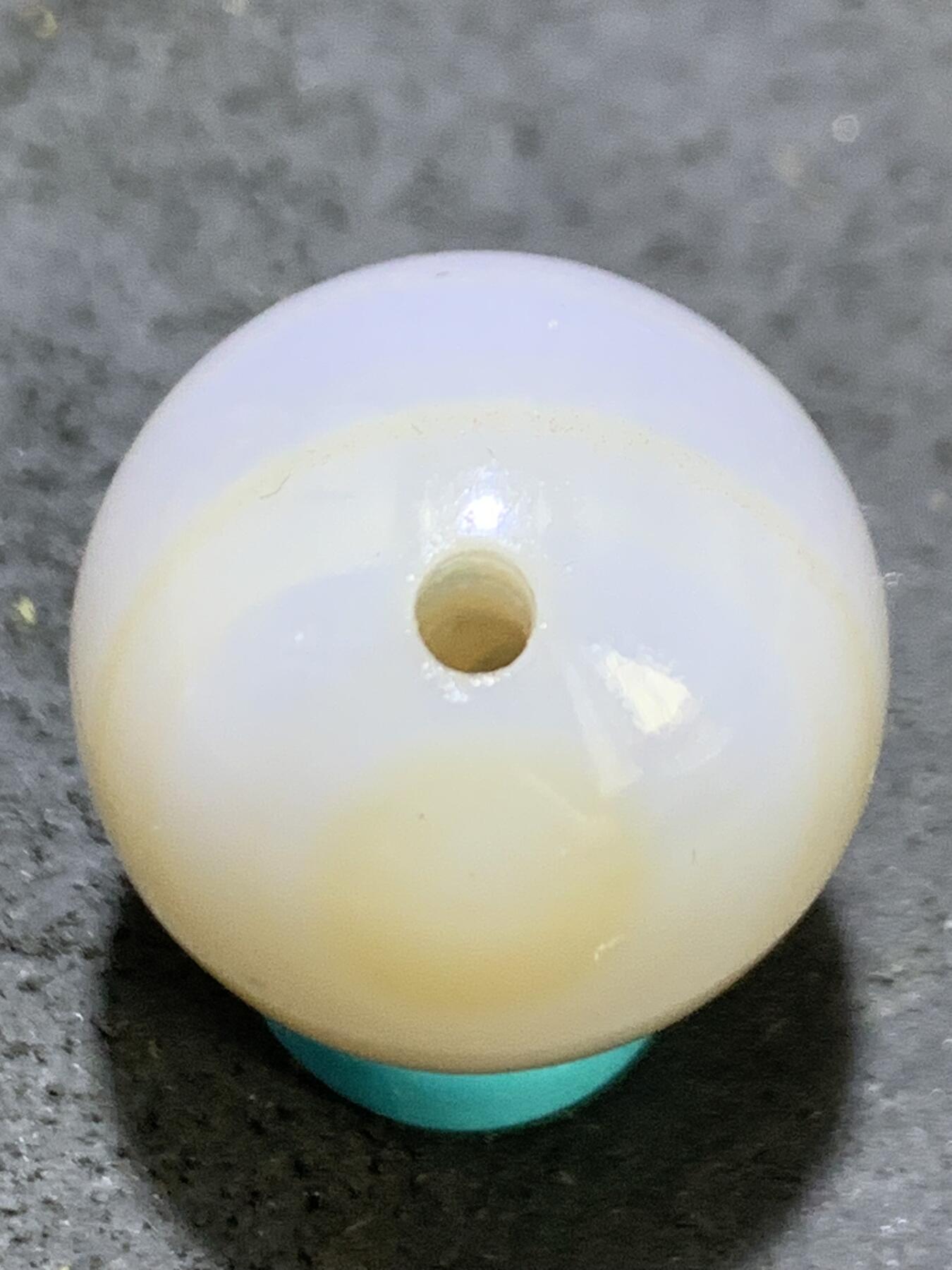 精美高玉化亚光海洋玉髓手工俏色巧雕梅花随形圆珠一个！