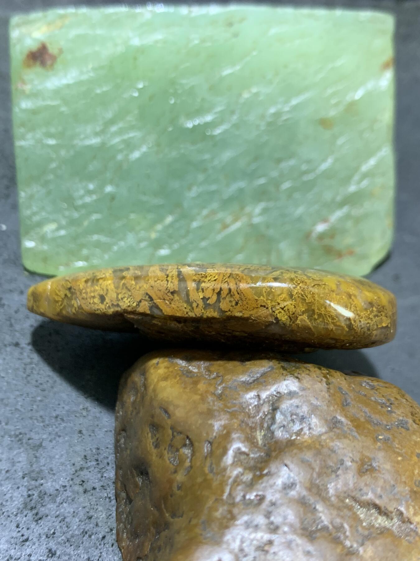 精美亚光黄金草花纹战国红玛瑙手工俏色巧雕金钱豹吊坠一个，