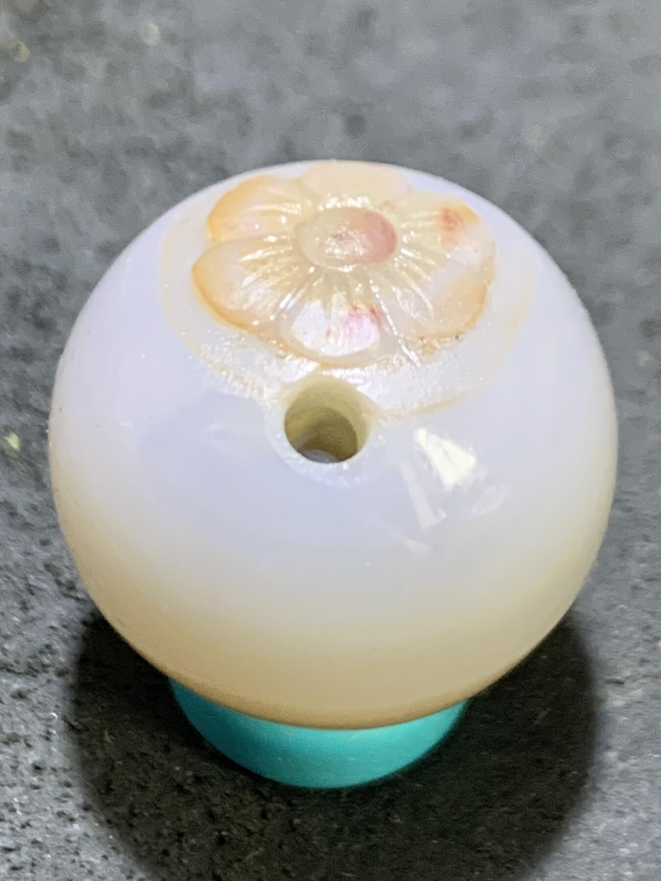 精美高玉化亚光海洋玉髓手工俏色巧雕梅花随形圆珠一个！