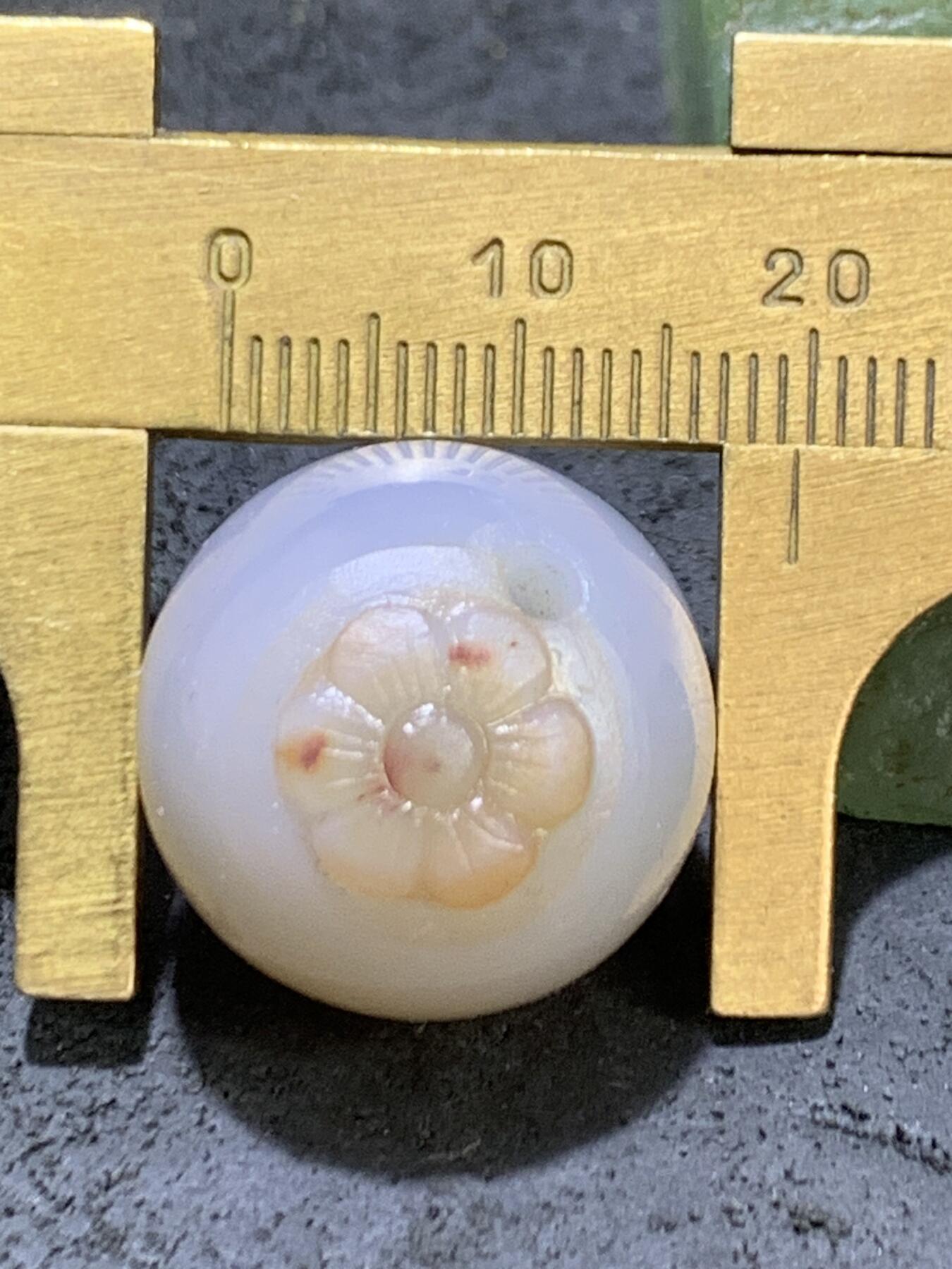 精美高玉化亚光海洋玉髓手工俏色巧雕梅花随形圆珠一个！