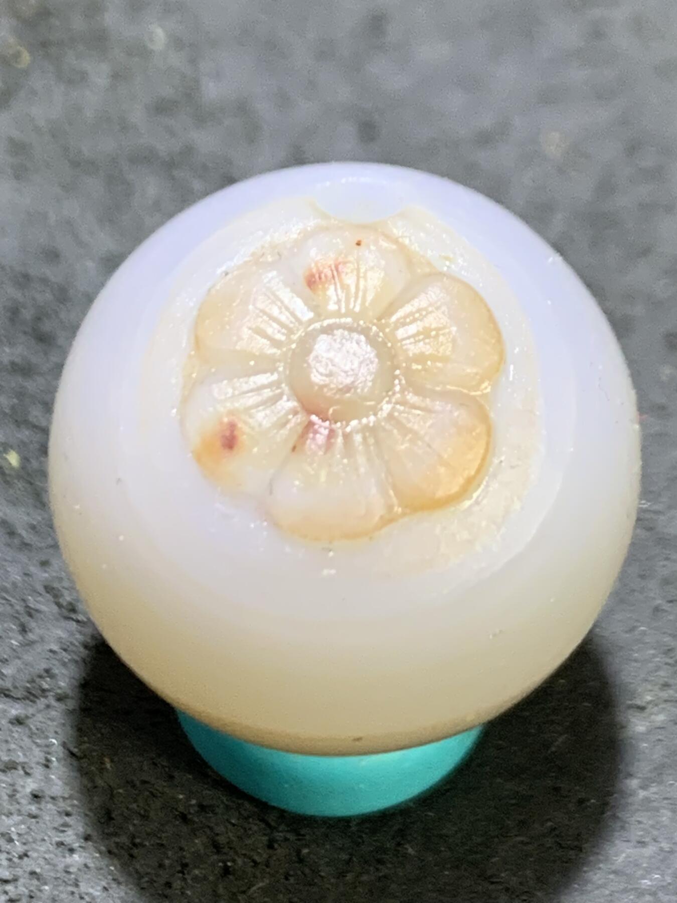 精美高玉化亚光海洋玉髓手工俏色巧雕梅花随形圆珠一个！