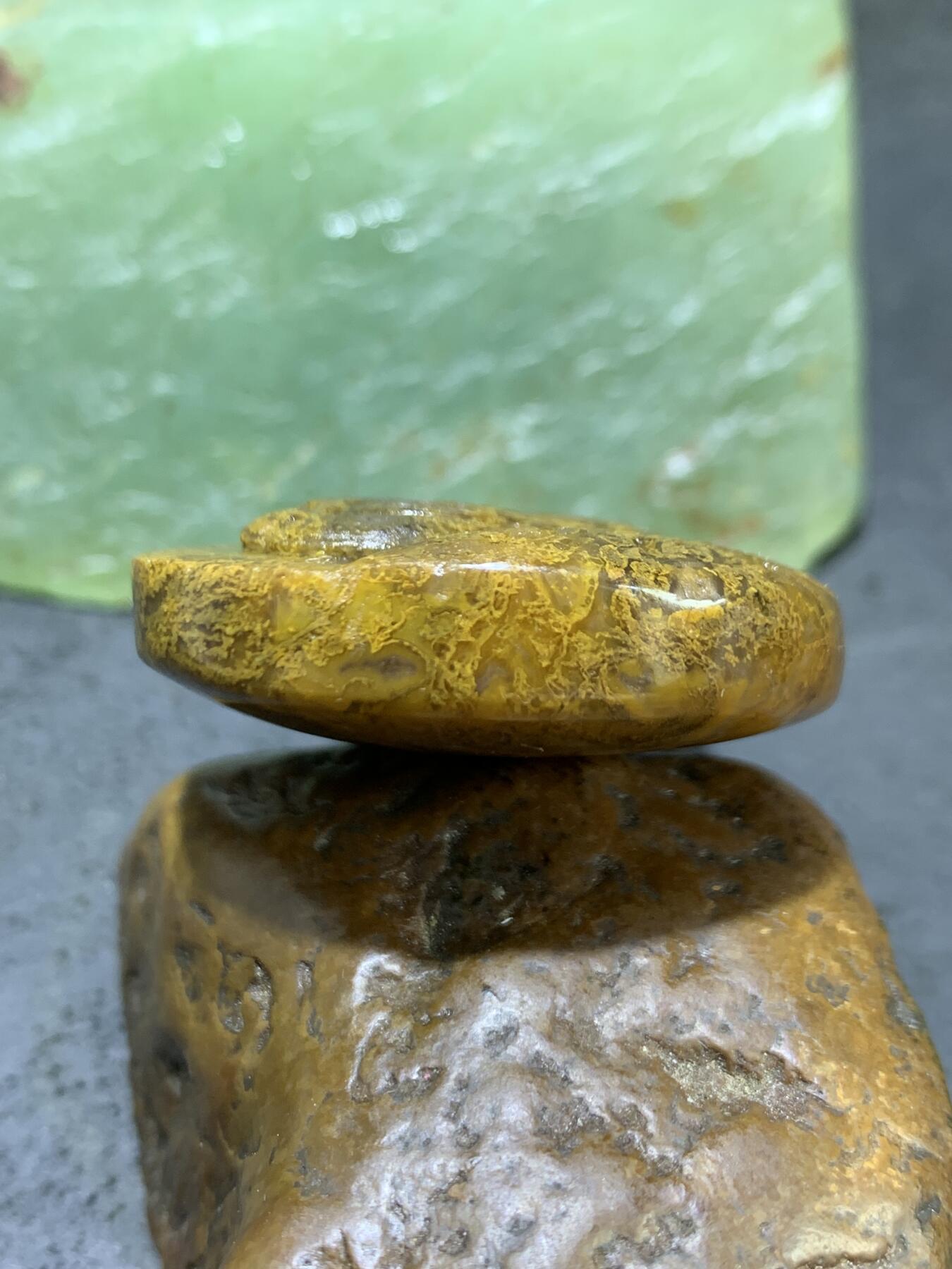 精美亚光黄金草花纹战国红玛瑙手工俏色巧雕金钱豹吊坠一个，