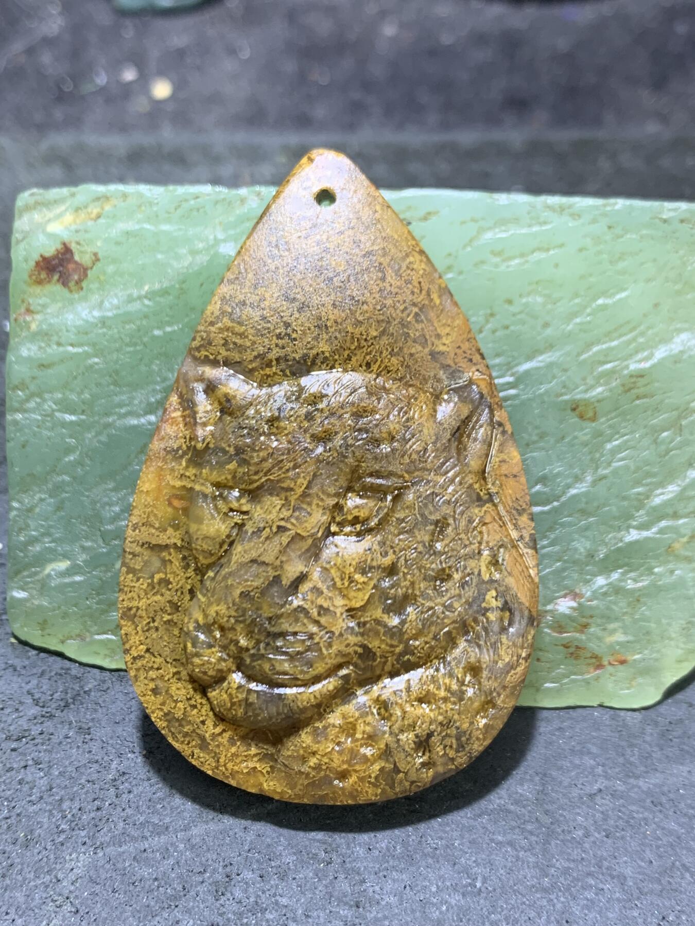 精美亚光黄金草花纹战国红玛瑙手工俏色巧雕金钱豹吊坠一个，