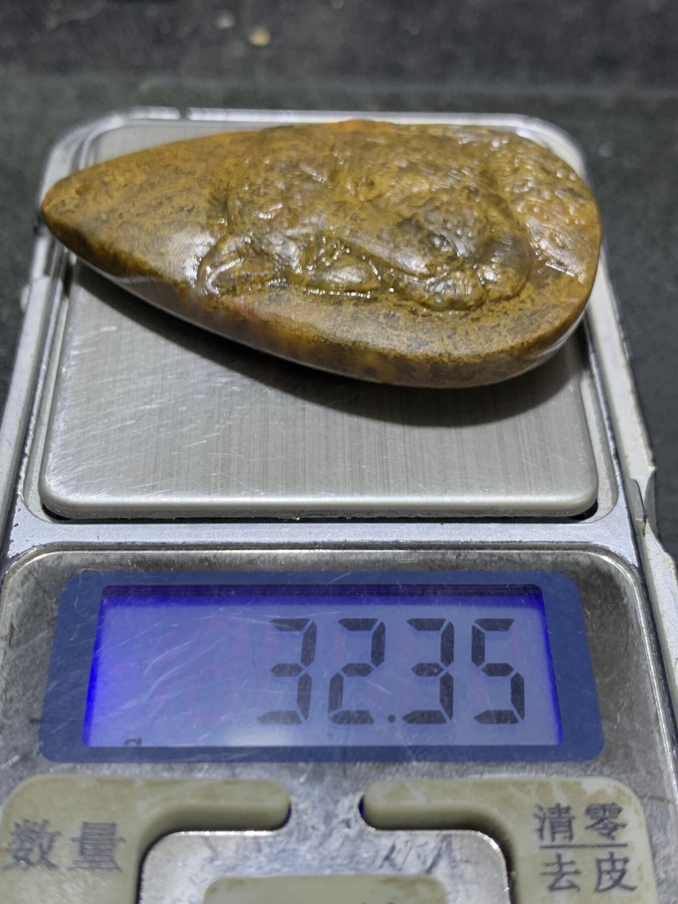精美亚光黄金草花纹战国红玛瑙手工俏色巧雕金钱豹吊坠一个，