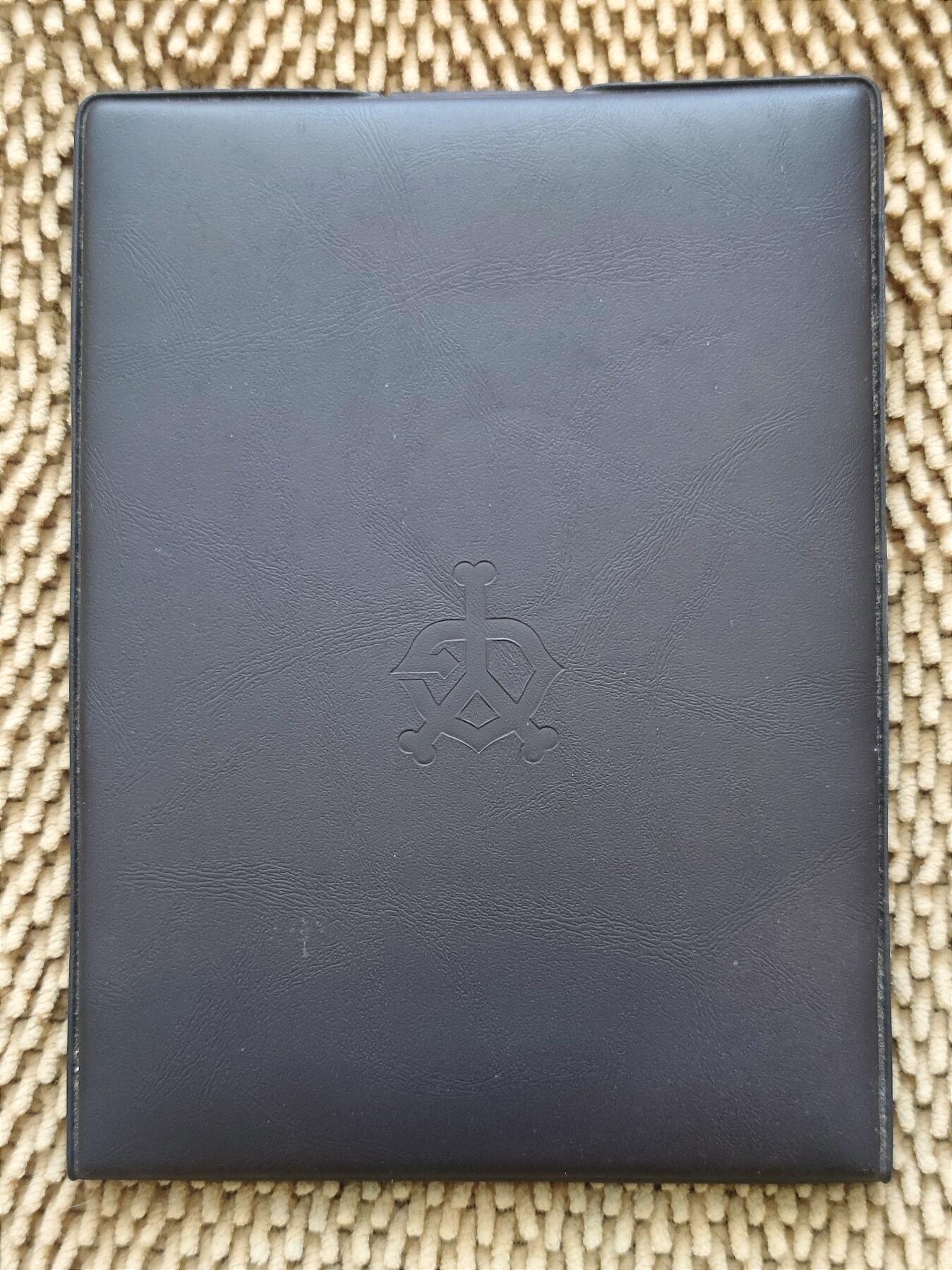 07月07日 世界币章 “棒球之王”王贞治，与“拳王”阿里、“球王”贝利合称“世界三大体育巨星”，一生打出868个本垒打记录，无人能超越。1940年出生于日本，原籍中国浙江，至今无国籍，1977年日本发行创造756次本垒打世界纪录豪华纪念银章，原册至今散发着淡淡香气，存世少见，品相难得，手感大气，华人的骄傲。