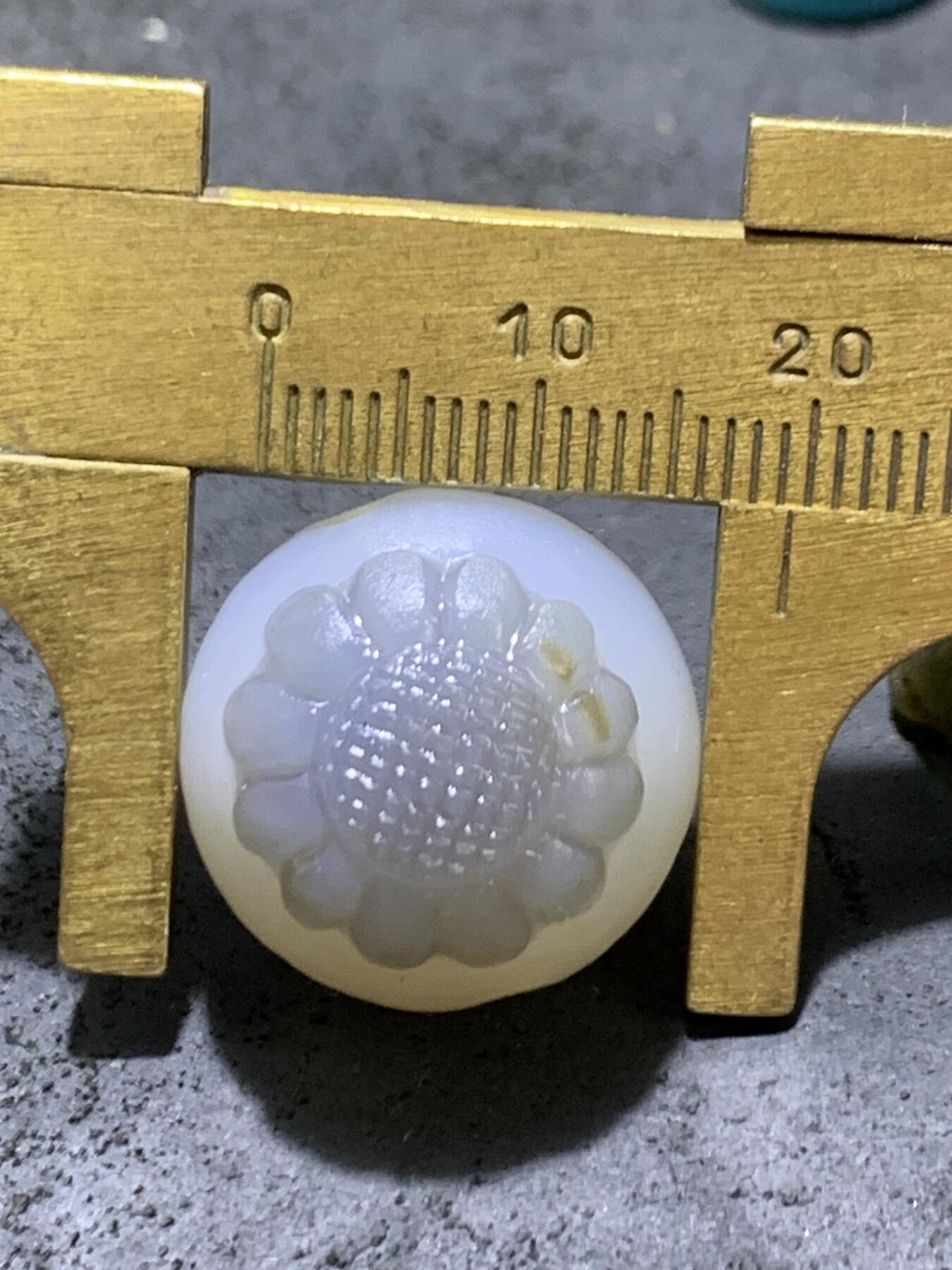 精美高玉化亚光海洋玉髓手工俏色巧雕太阳花随形圆珠一个！