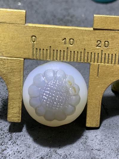 精美高玉化亚光海洋玉髓手工俏色巧雕太阳花随形圆珠一个！ 精美高玉化亚光海洋玉髓手工俏色巧雕太阳花随形圆珠一个！