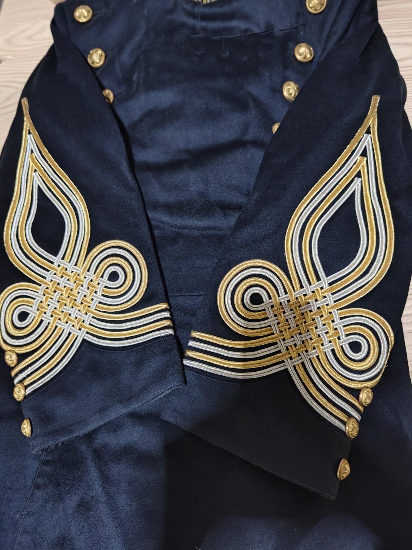 全场0元起拍 第171期 咸鱼国勋章拍卖专场 7月7日（周日）下午6：00开始 美品稀少明治早期军医陆军卫生部少佐相当官金银线交错大礼服衣裤一套 领围39 胸围88 肩宽88 袖长56 衣长75 腰围82 裤长102