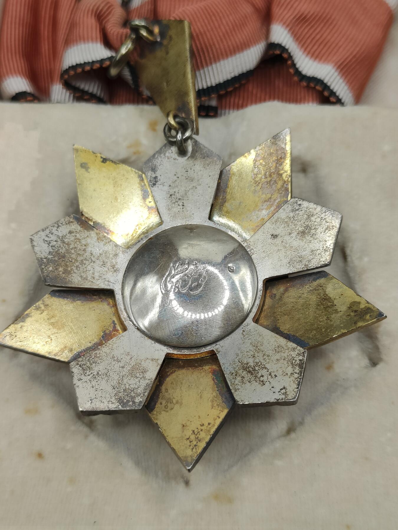 全场0元起拍 第171期 咸鱼国勋章拍卖专场 7月7日（周日）下午6：00开始 稀少 埃及王国时期 颈绶军事功绩勋章银质带标带盒