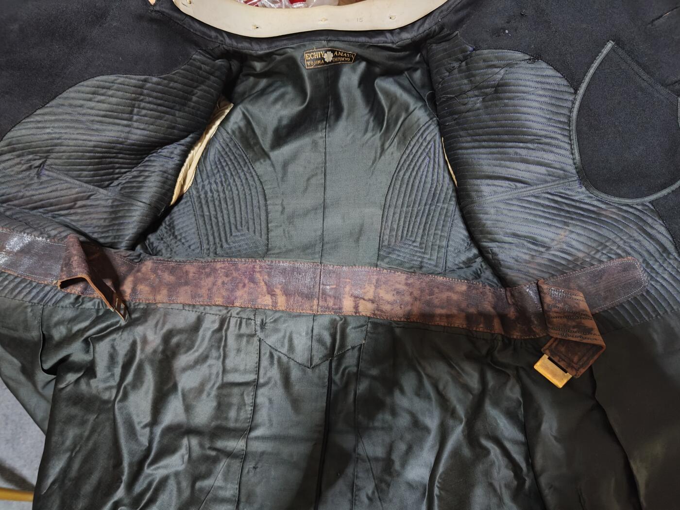 全场0元起拍 第171期 咸鱼国勋章拍卖专场 7月7日（周日）下午6：00开始 美品稀少明治早期军医陆军卫生部少佐相当官金银线交错大礼服衣裤一套 领围39 胸围88 肩宽88 袖长56 衣长75 腰围82 裤长102