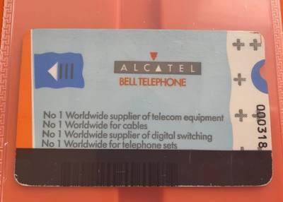 《卡拍》第295期拍卖7月6日晚22：10时延时截拍 阿尔卡特通用测试卡A版旧卡一枚，公博鉴定封装真品（有一指甲折印）。该卡曾在上海电信演示试用（有旧卡流出），也用于比利时等其他国家。A版流水号通常在400号以内，有极少数几枚大于400号（拍品这枚为318号），A、B版除流水号外，黄色深浅和黑色条码处宽窄均有区别。见单、杨二人编著《中国电话卡目录-贝尔卡卷》描述。