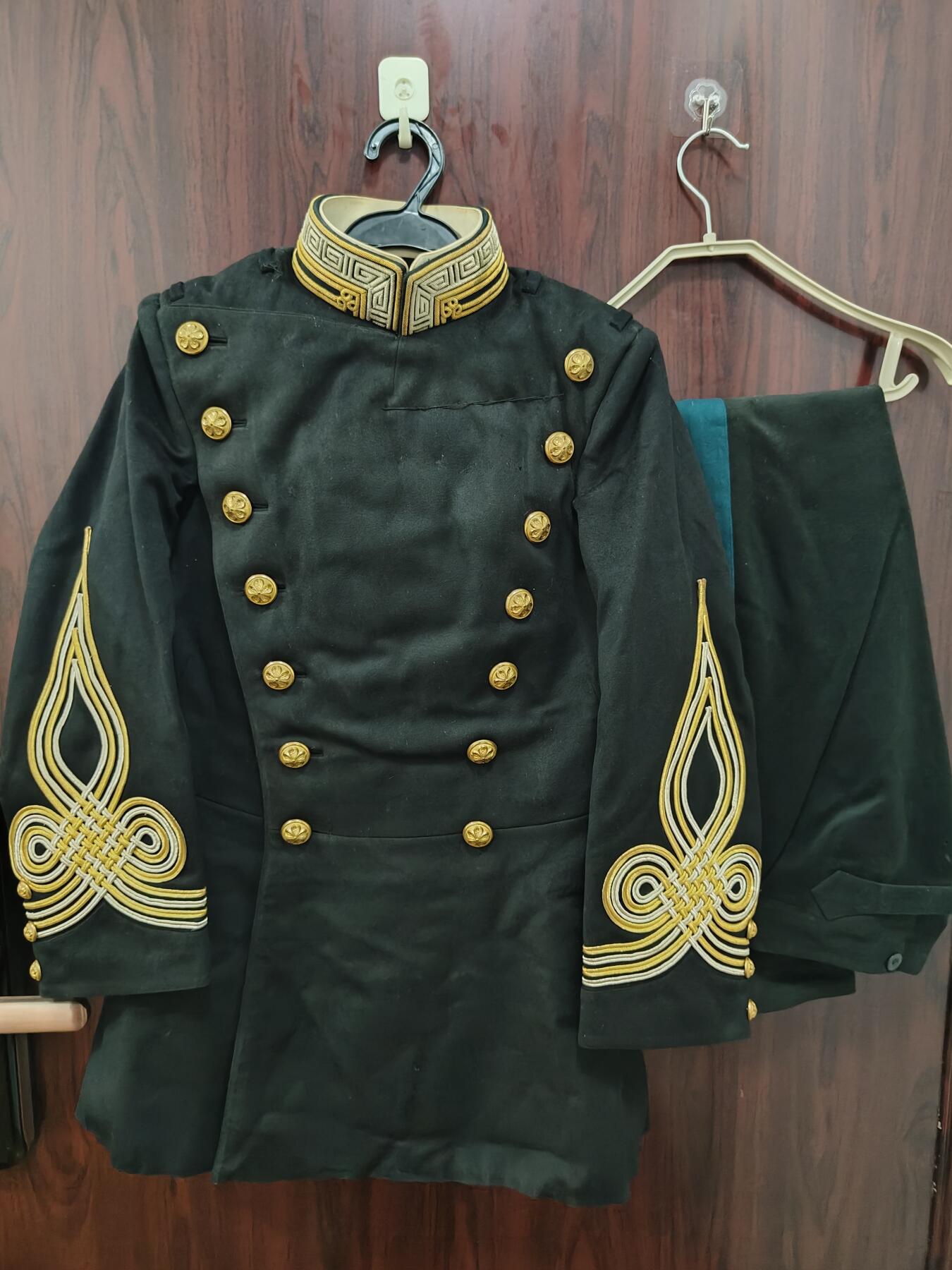 全场0元起拍 第171期 咸鱼国勋章拍卖专场 7月7日（周日）下午6：00开始 美品稀少明治早期军医陆军卫生部少佐相当官金银线交错大礼服衣裤一套 领围39 胸围88 肩宽88 袖长56 衣长75 腰围82 裤长102