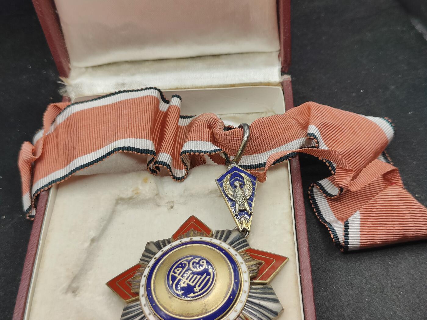 全场0元起拍 第171期 咸鱼国勋章拍卖专场 7月7日（周日）下午6：00开始 稀少 埃及王国时期 颈绶军事功绩勋章银质带标带盒