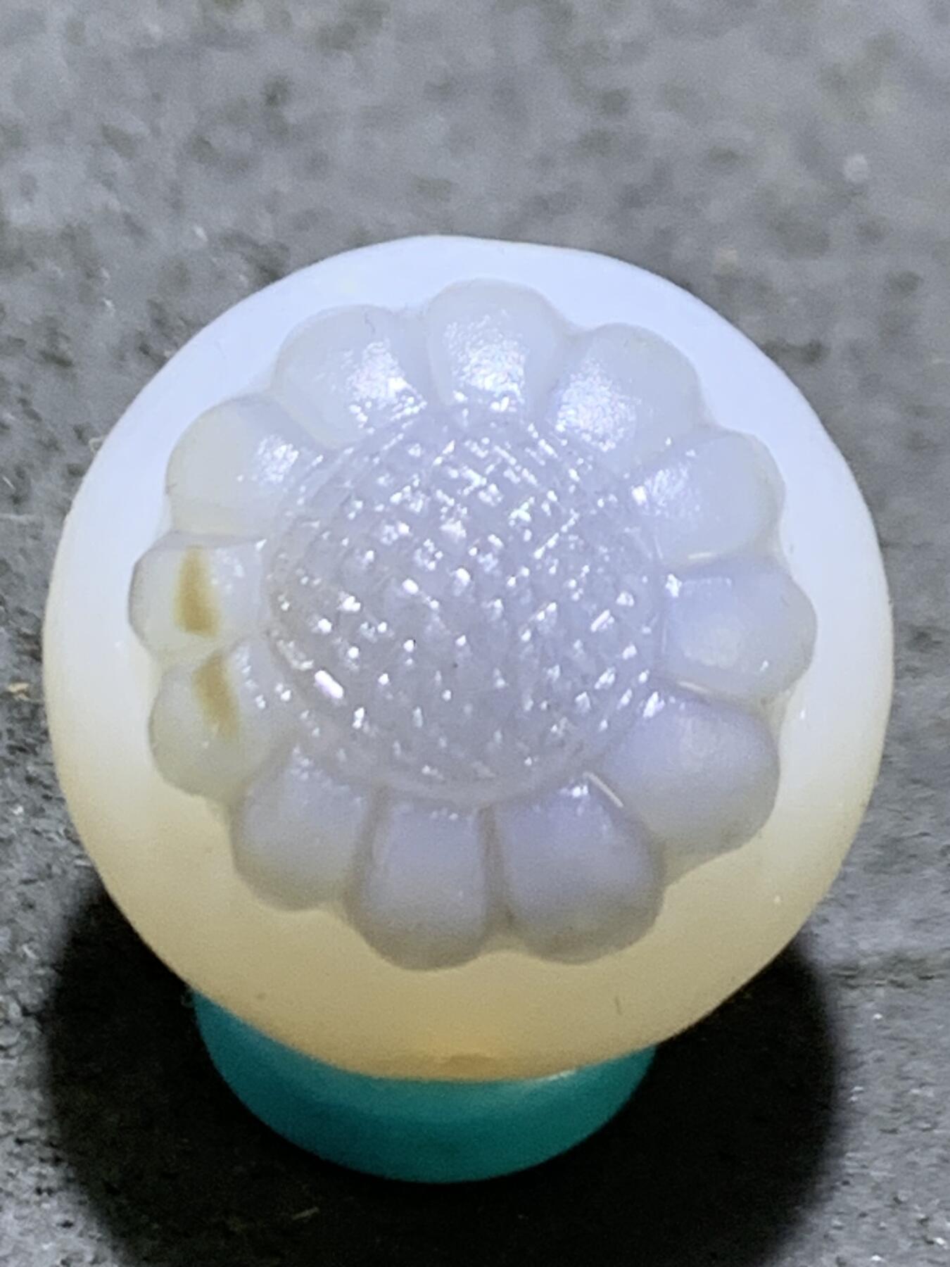 精美高玉化亚光海洋玉髓手工俏色巧雕太阳花随形圆珠一个！