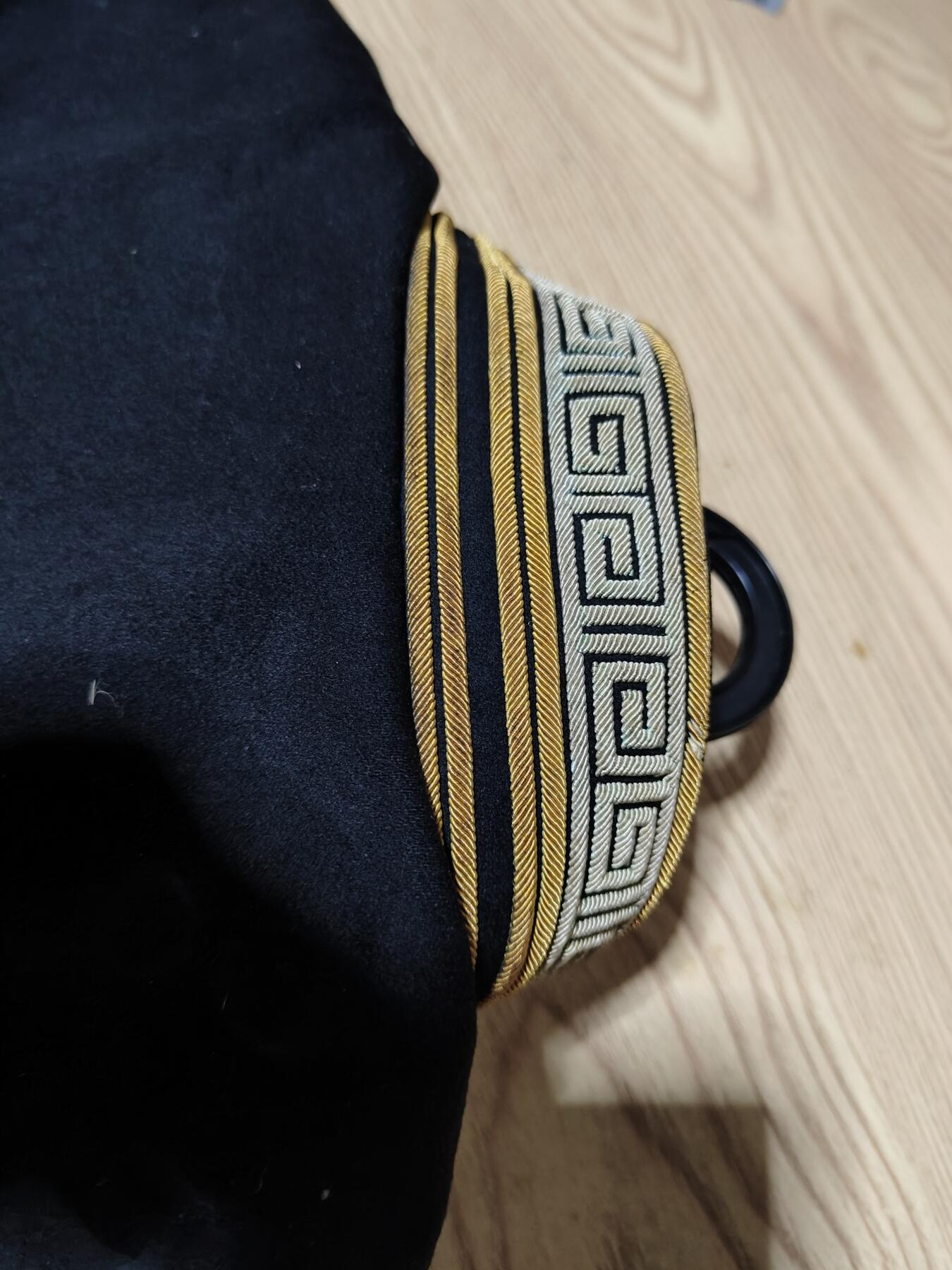 全场0元起拍 第171期 咸鱼国勋章拍卖专场 7月7日（周日）下午6：00开始 美品稀少明治早期军医陆军卫生部少佐相当官金银线交错大礼服衣裤一套 领围39 胸围88 肩宽88 袖长56 衣长75 腰围82 裤长102