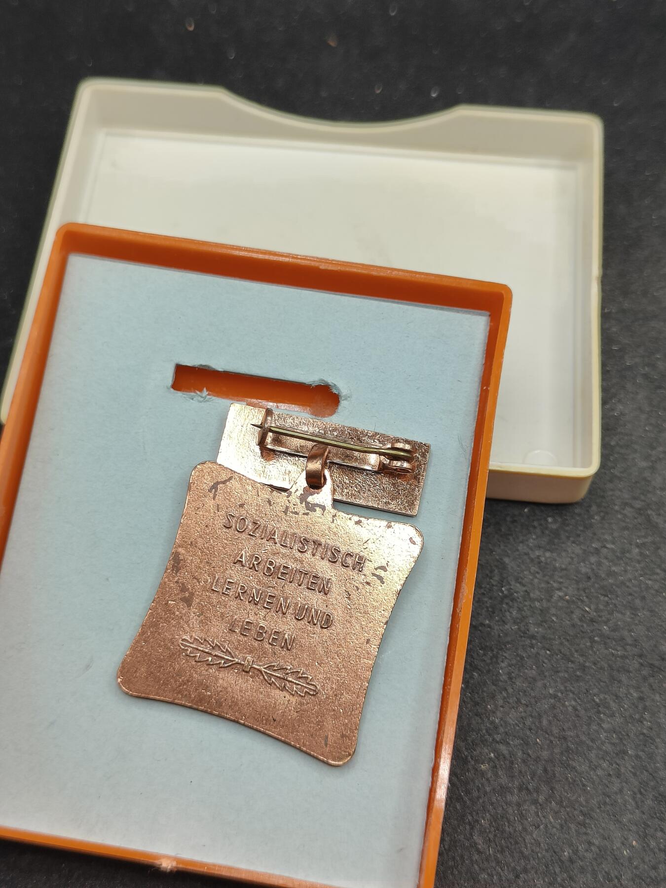 全场0元起拍 第171期 咸鱼国勋章拍卖专场 7月7日（周日）下午6：00开始 东德早期上挂 劳动奖章