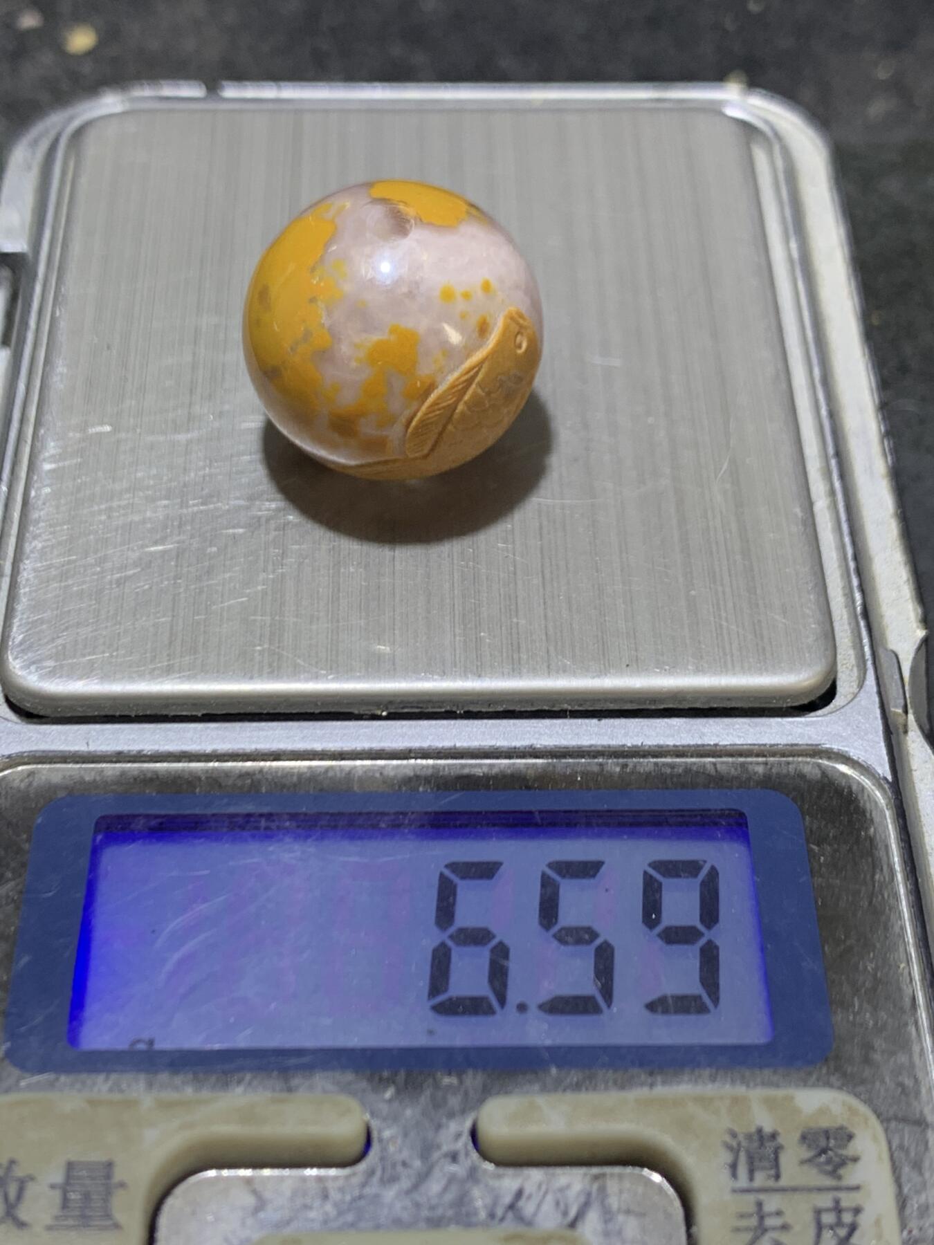 精美冰飘亚光战国红玛瑙手工俏色巧雕富贵有余圆珠一个