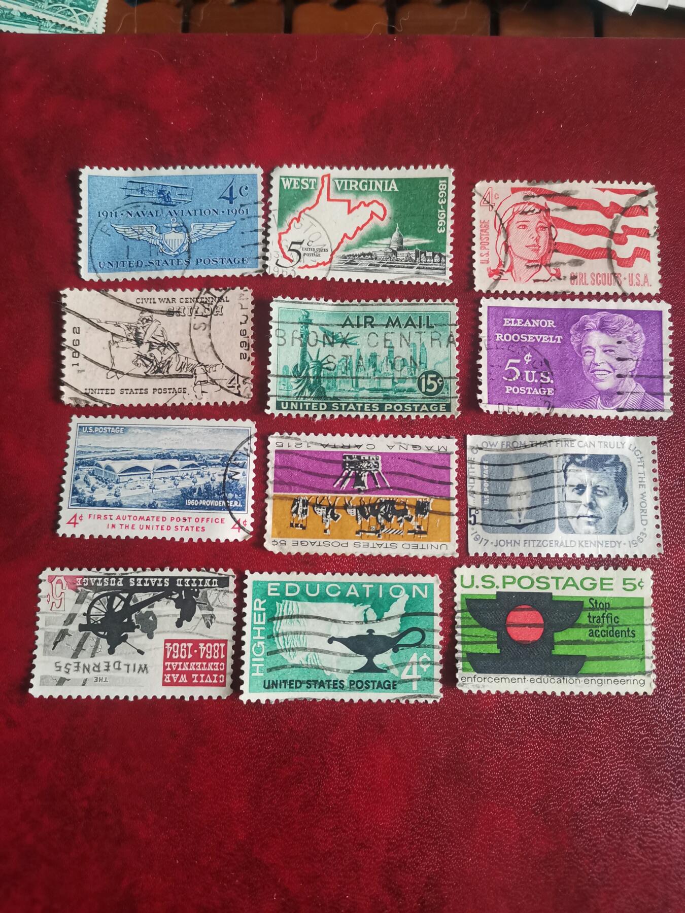 385美国专题纪念邮票12种不同一起出让。