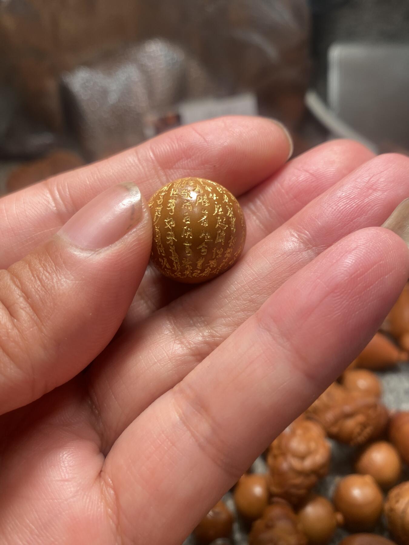 苏工手工核雕传统非物质文化遗产 福利苏工核雕，纯手工正圆百搭单孑，老苏工工艺，个性立体非市场通货，尺寸1。95喜欢的来