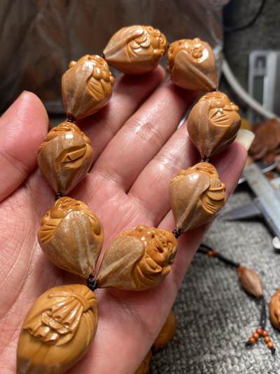 苏工手工核雕传统非物质文化遗产 - 福利苏工核雕，纯手工正宗水晶油核手工八大弥勒，传统手艺手作，个性立体非市场通货，尺寸2。25x3.15喜欢的来