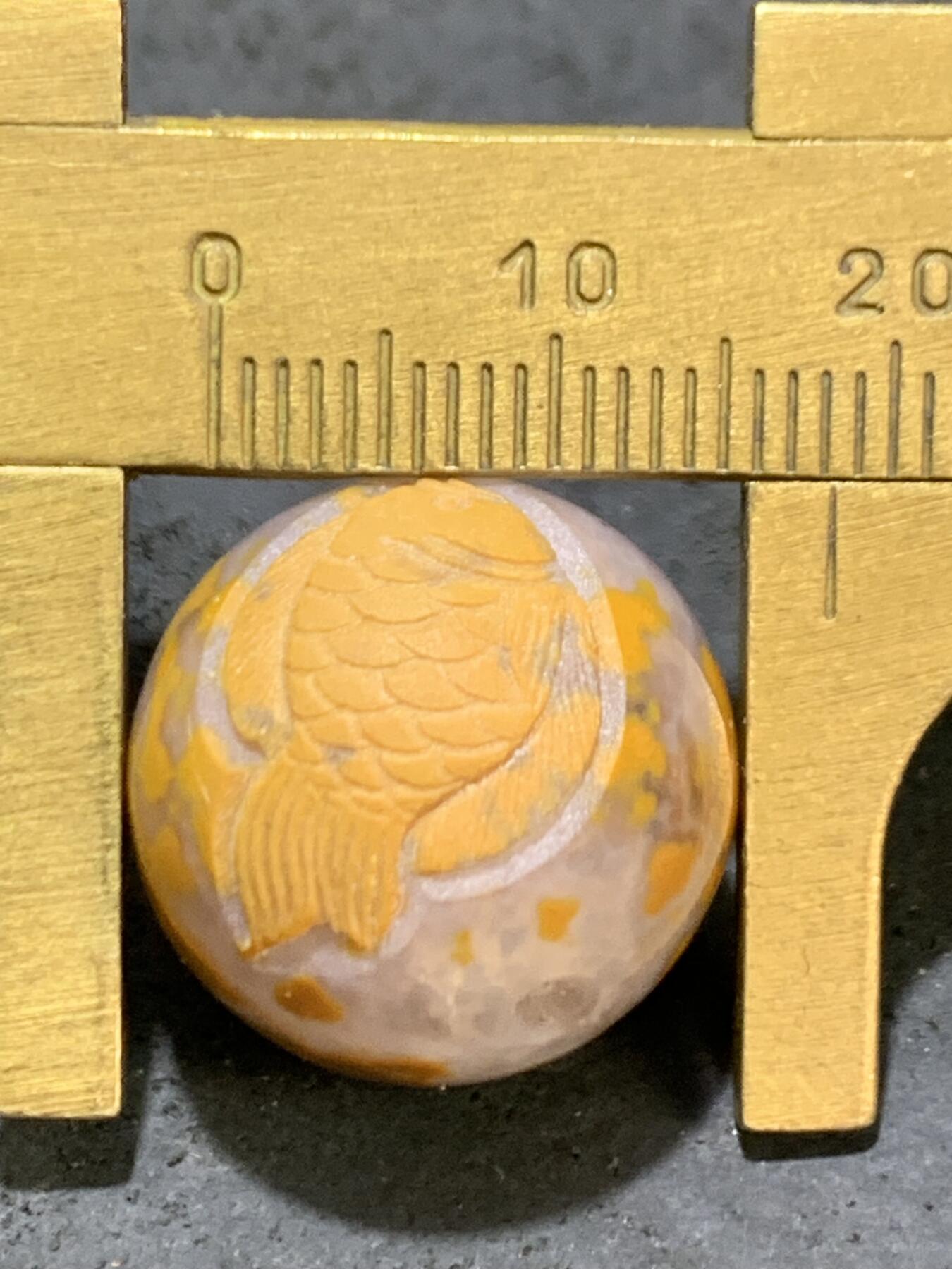 精美冰飘亚光战国红玛瑙手工俏色巧雕富贵有余圆珠一个