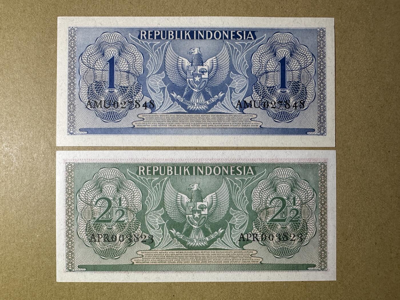 《张总收藏》157期-外币精品百拍 印度尼西亚1、2.5盾2张 UNC 1954年
