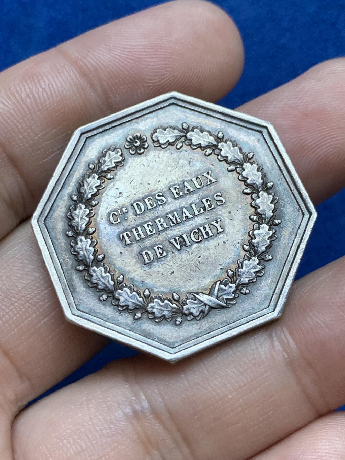 《竞宝斋》第286场-周六， 周日，周一 3场连拍 （全场包邮） 法国1860-1890维希水务公司八角银代币 蜜蜂边铭 34mm 18.6g