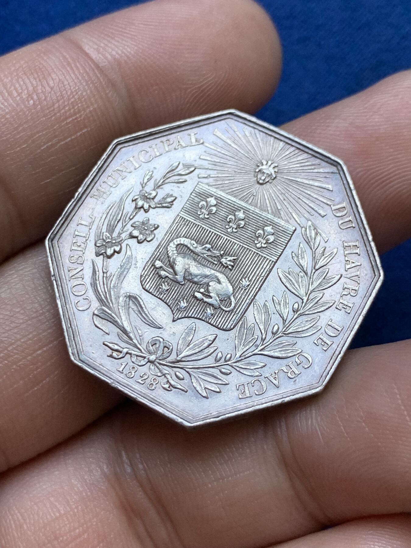 《竞宝斋》第286场-周六， 周日，周一 3场连拍 （全场包邮） 法国1828勒阿弗尔地区市政委员会八角代币银章 早期无边铭 典型的地区火龙纹章 直径约32mm 重约14.1g