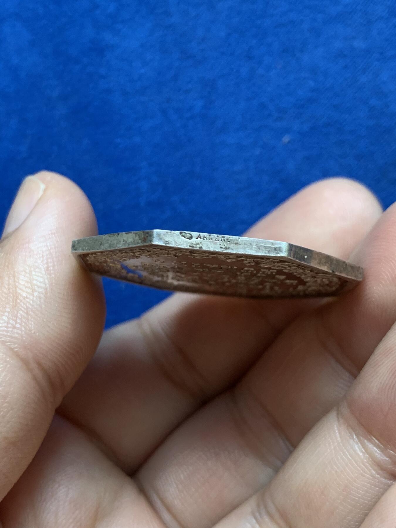 《竞宝斋》第286场-周六， 周日，周一 3场连拍 （全场包邮） 法国八角银质代币  一家三口细节清晰 国家火灾保险公司 20.8g 36.2mm 丰饶角边铭 