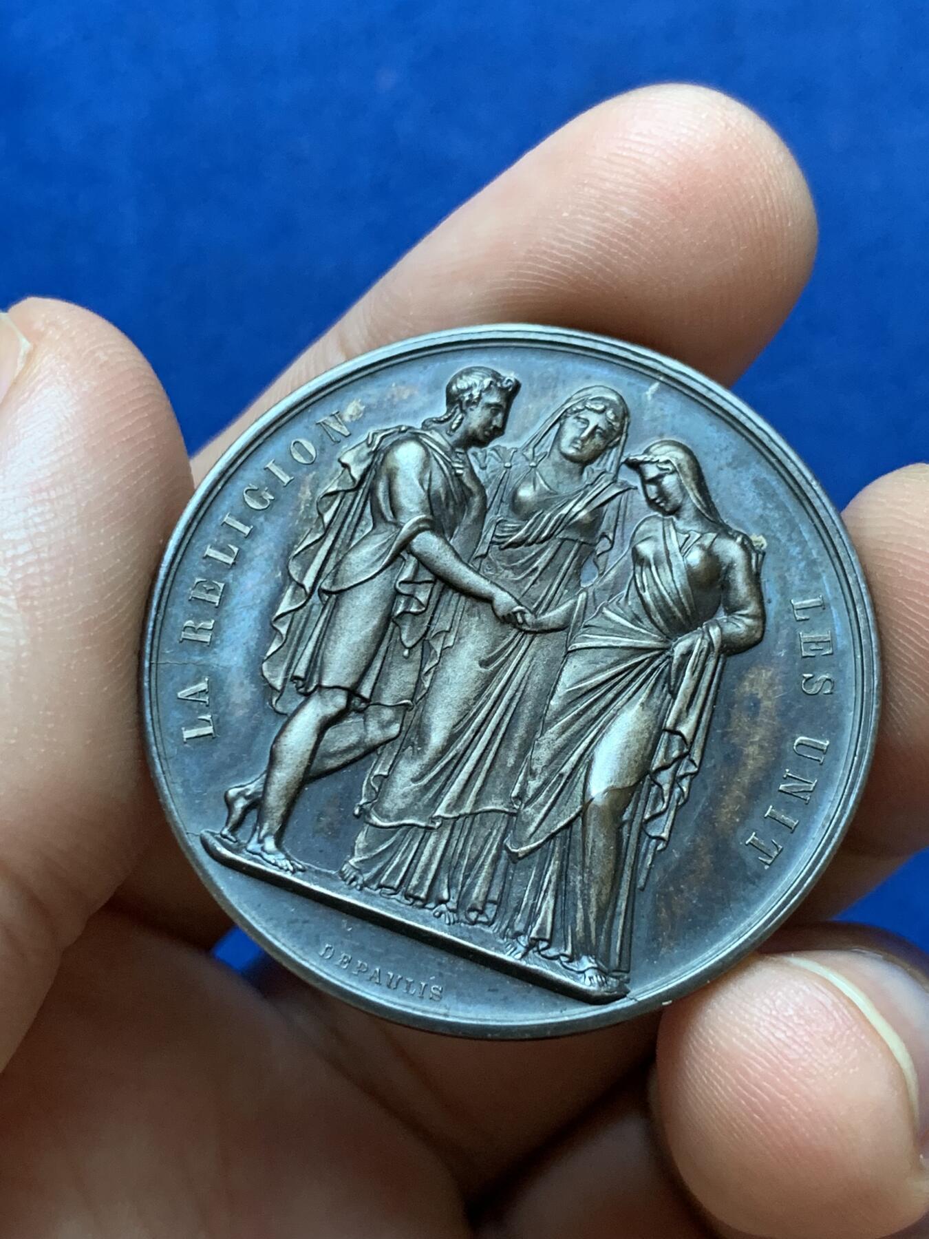 《竞宝斋》第286场-周六， 周日，周一 3场连拍 （全场包邮） 法国婚姻纪念圆型银质婚章 蜜蜂边铭 酱彩包浆 蜜蜂边铭 37mm 21.9g原盒