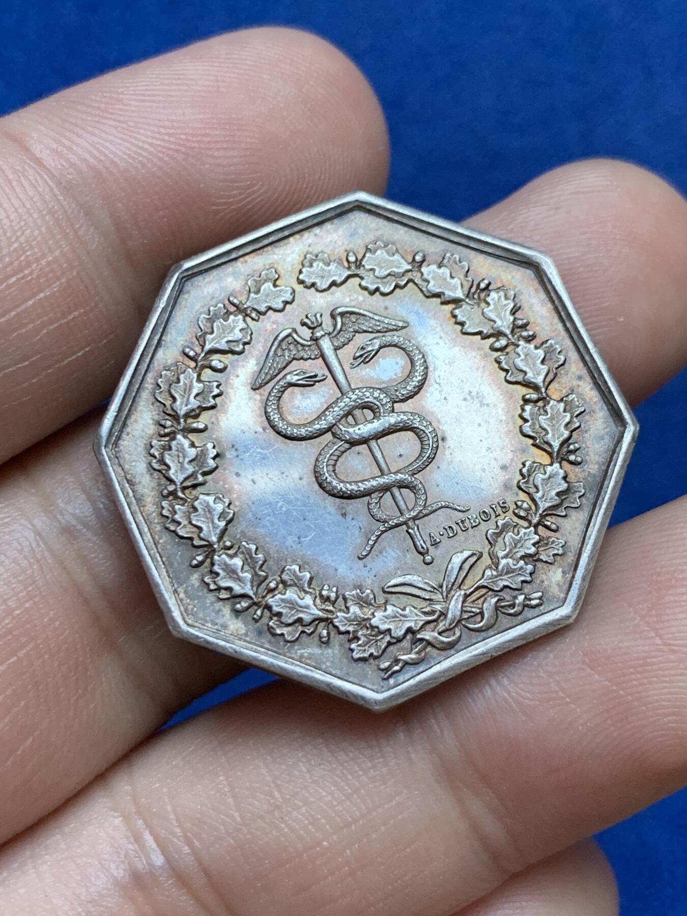 《竞宝斋》第286场-周六， 周日，周一 3场连拍 （全场包邮） 法国1854克莱蒙费朗金融银行八角银代币 手指铭 30mm 12.3g