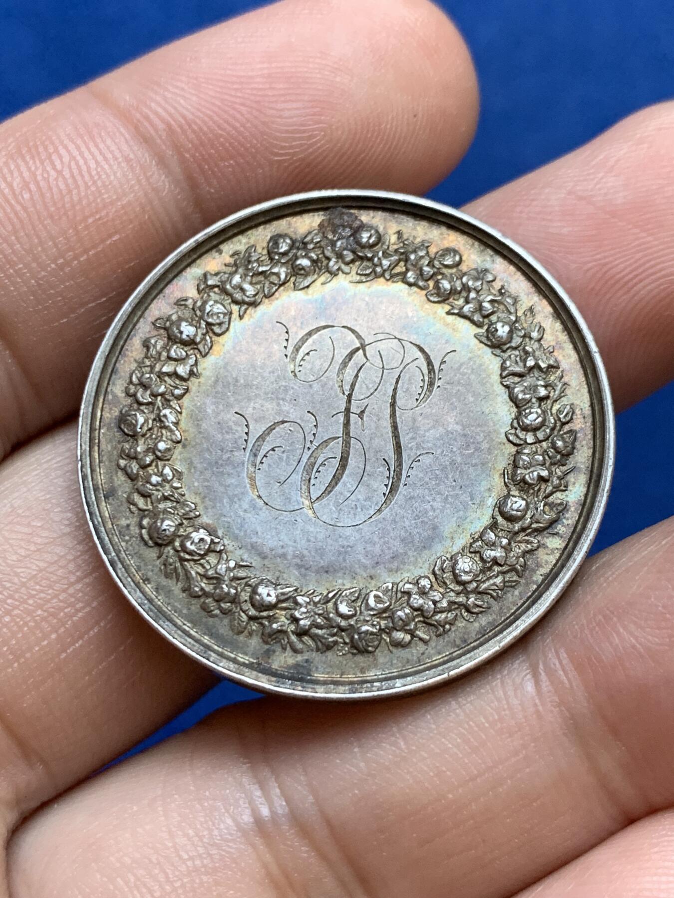 《竞宝斋》第286场-周六， 周日，周一 3场连拍 （全场包邮） 法国1857婚姻纪念圆型银代币 手指铭 33mm 15.7g