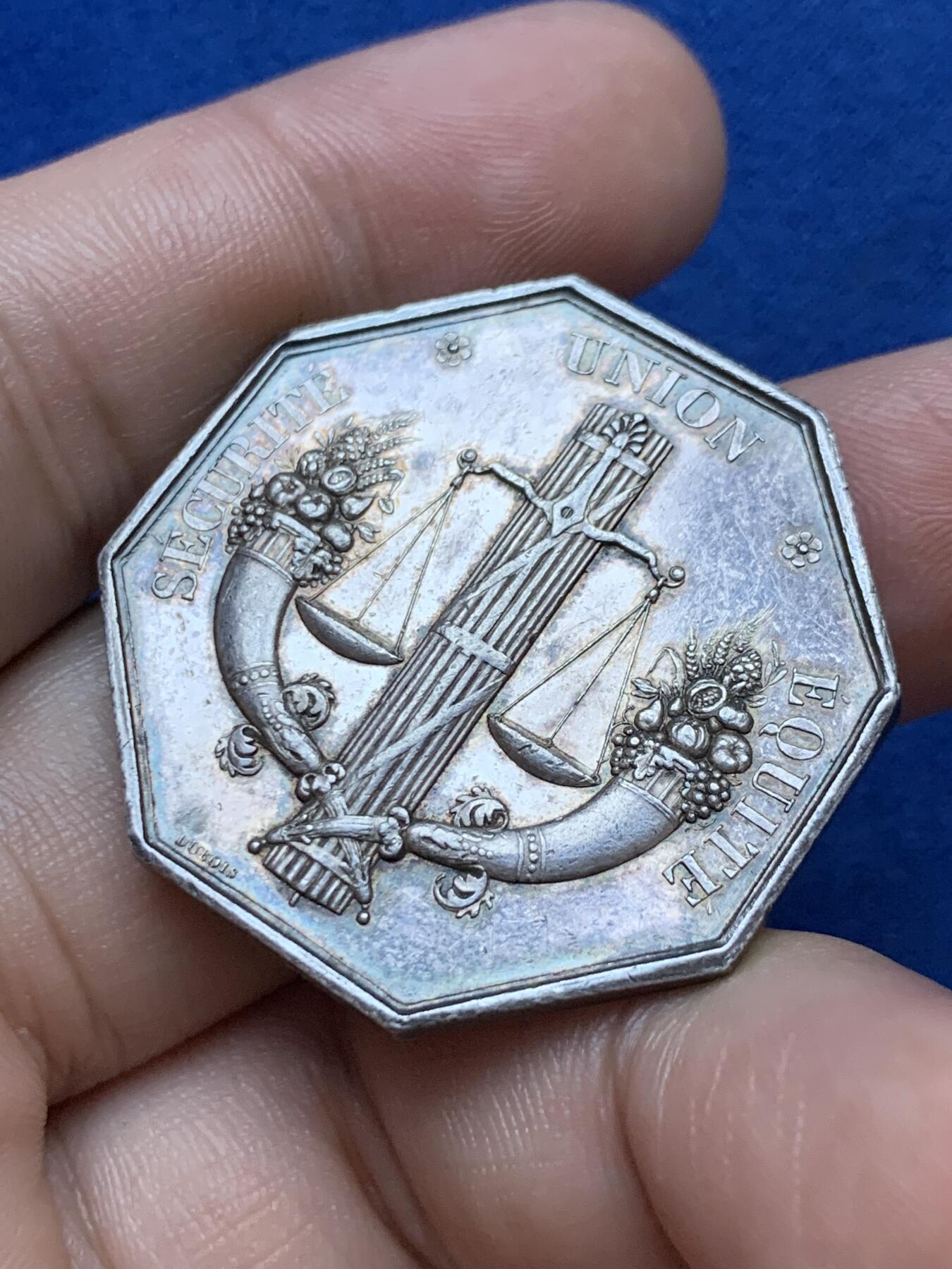 《竞宝斋》第286场-周六， 周日，周一 3场连拍 （全场包邮） 法国兄弟协会八角银章 直径34.5mm 19克 手指边铭