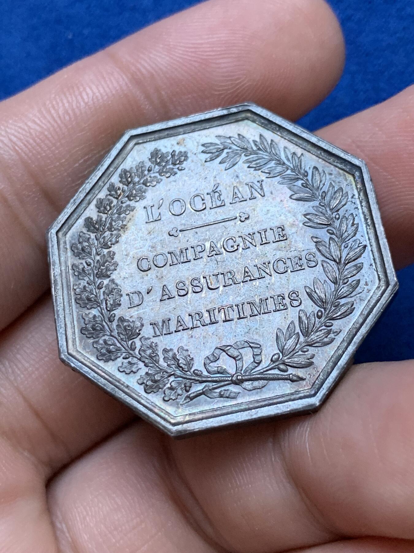 《竞宝斋》第286场-周六， 周日，周一 3场连拍 （全场包邮） 法国名誉品三叉海神八角银质代币 海洋保险公司 手持三叉戟的霸气波塞冬与他的坐骑 丰饶角边铭 33.8mm 16.9g