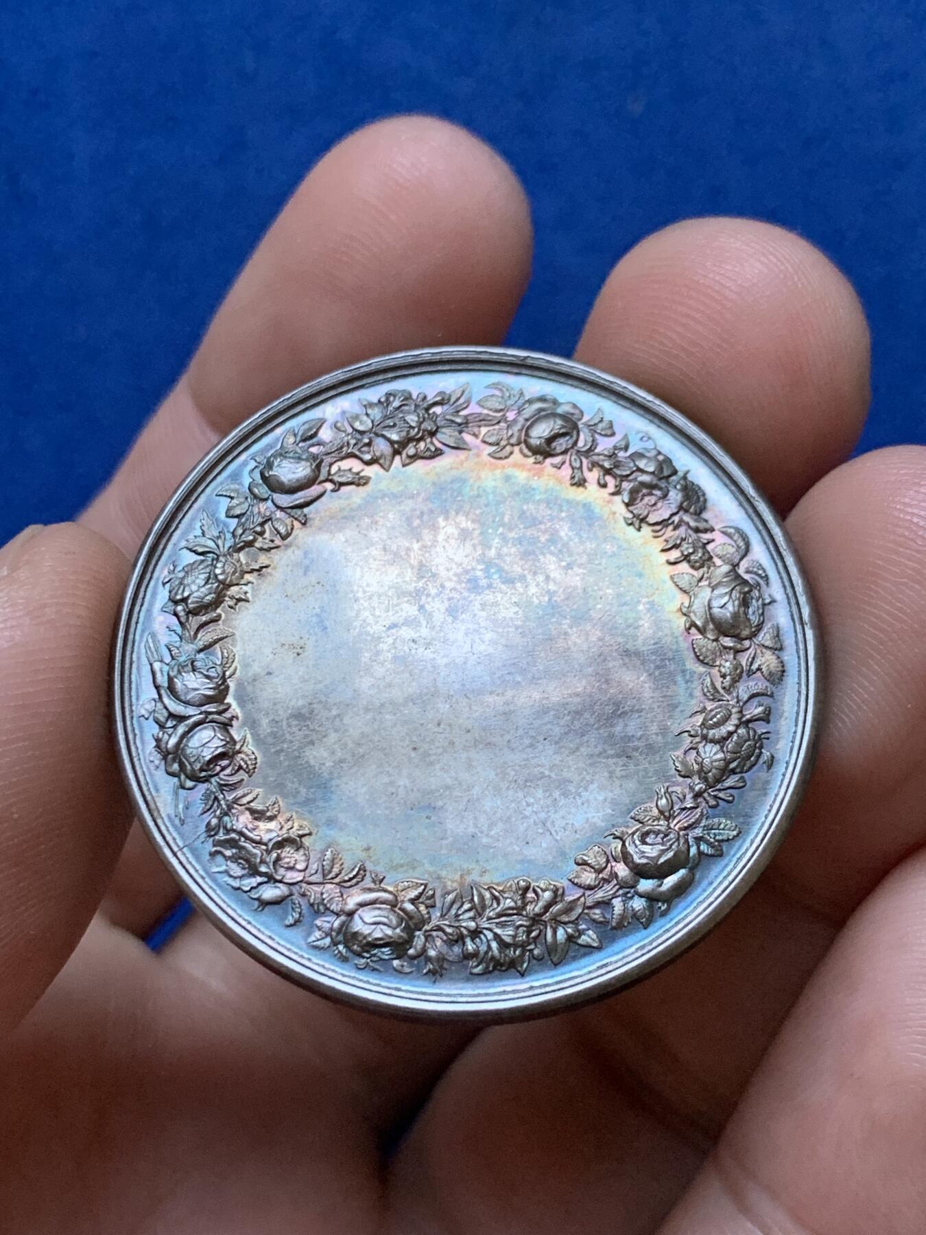 《竞宝斋》第286场-周六， 周日，周一 3场连拍 （全场包邮） 法国婚姻纪念圆型银质婚章 蜜蜂边铭 酱彩包浆 蜜蜂边铭 37mm 21.9g原盒