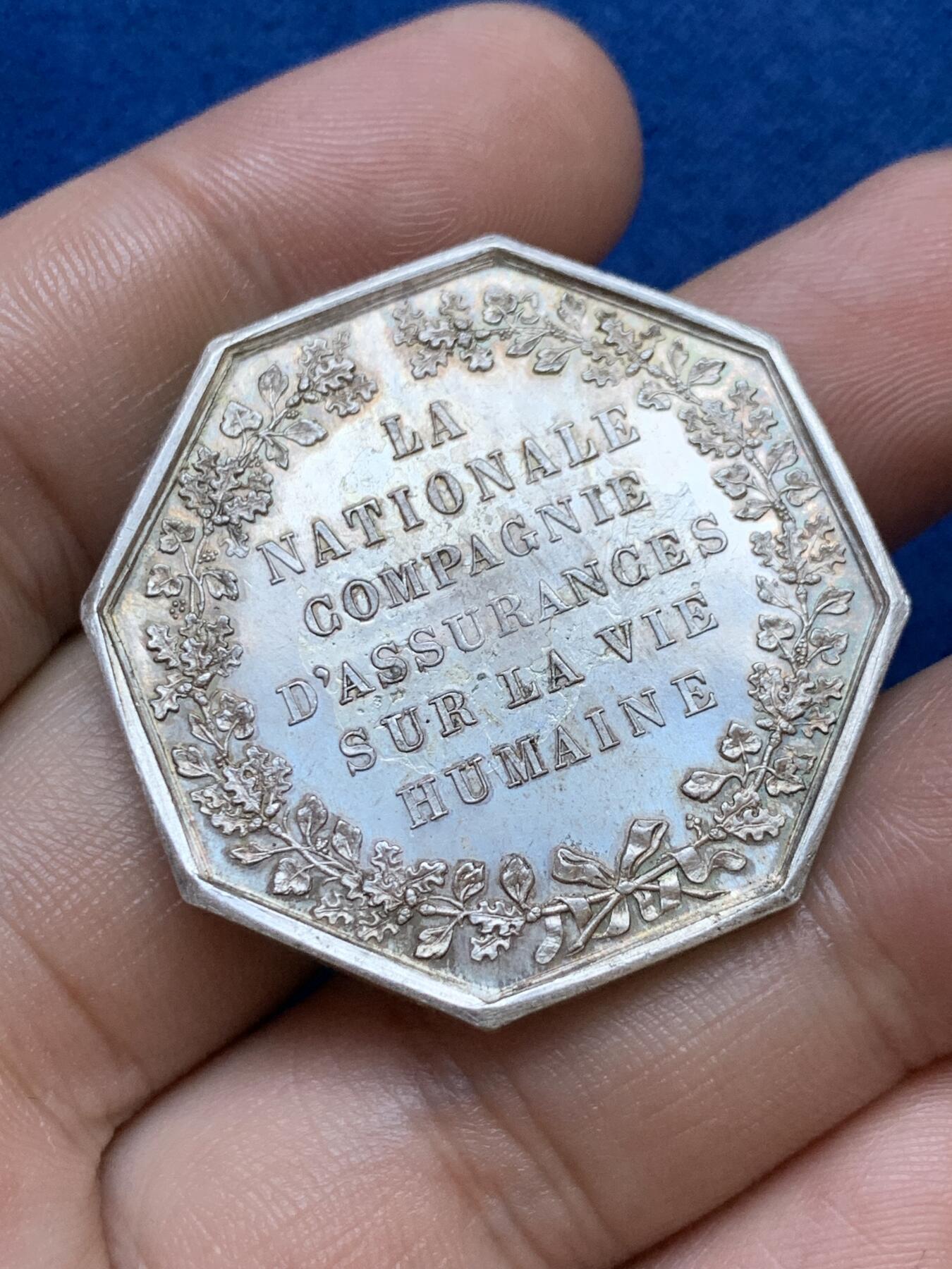 《竞宝斋》第286场-周六， 周日，周一 3场连拍 （全场包邮） 法国八角银质代币  一家三口细节清晰 国家火灾保险公司 20.8g 36.2mm 丰饶角边铭 