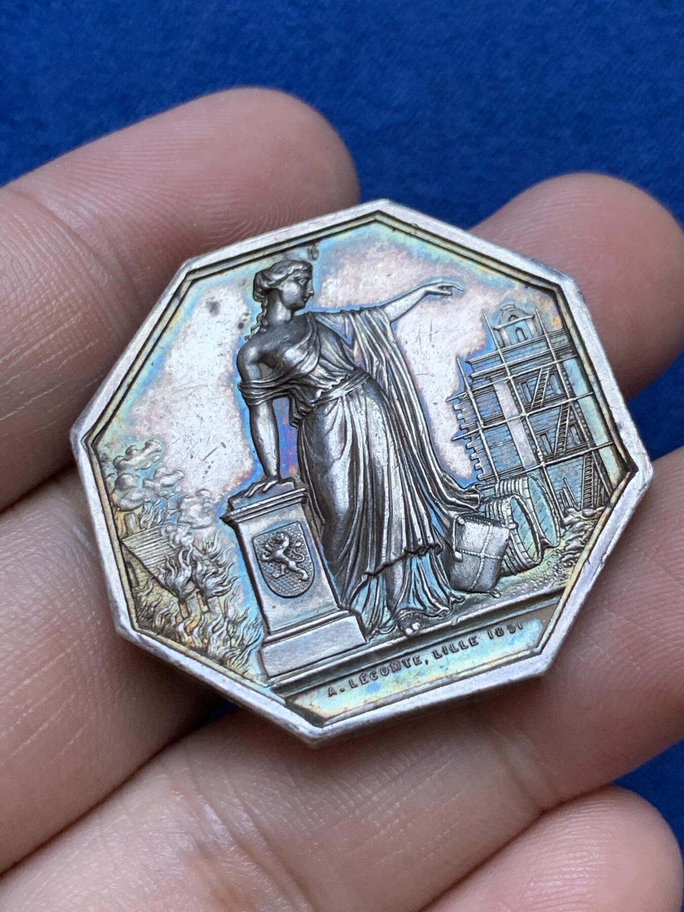 《竞宝斋》第286场-周六， 周日，周一 3场连拍 （全场包邮） 法国1845-1860北方保险公司八角银质代币 21.3g 34.7mm 手指边铭 高浮雕 带彩