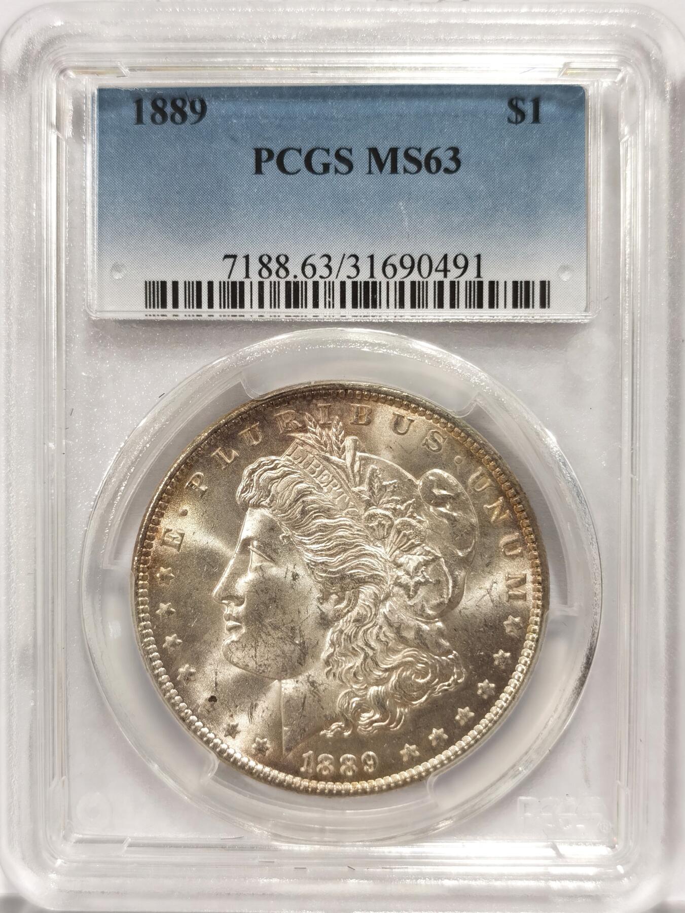 博洋堂世界钱币拍卖第084期（全场包邮） 1889年美国摩根银币P版小版再评级标签PCGS-MS63，原汁原味环彩老包浆，包浆醇厚浓郁，币面清爽干净又漂亮，打制精美，PC老盒严评无官网图，市场上比较稀少年份小版再评级版本
