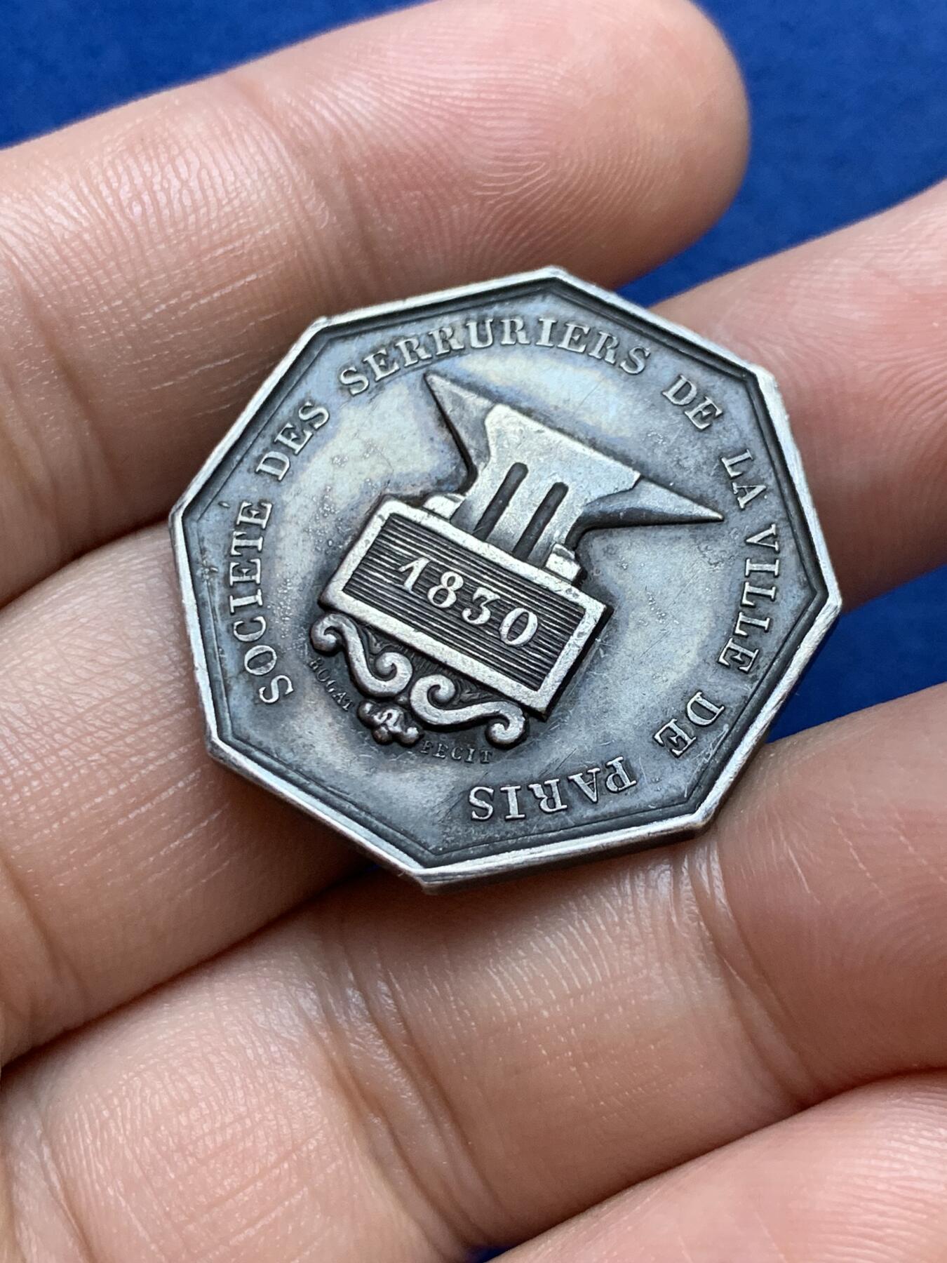 《竞宝斋》第286场-周六， 周日，周一 3场连拍 （全场包邮） 法国1830巴黎锁匠公司八角银代币 手指铭 29mm 10.3g