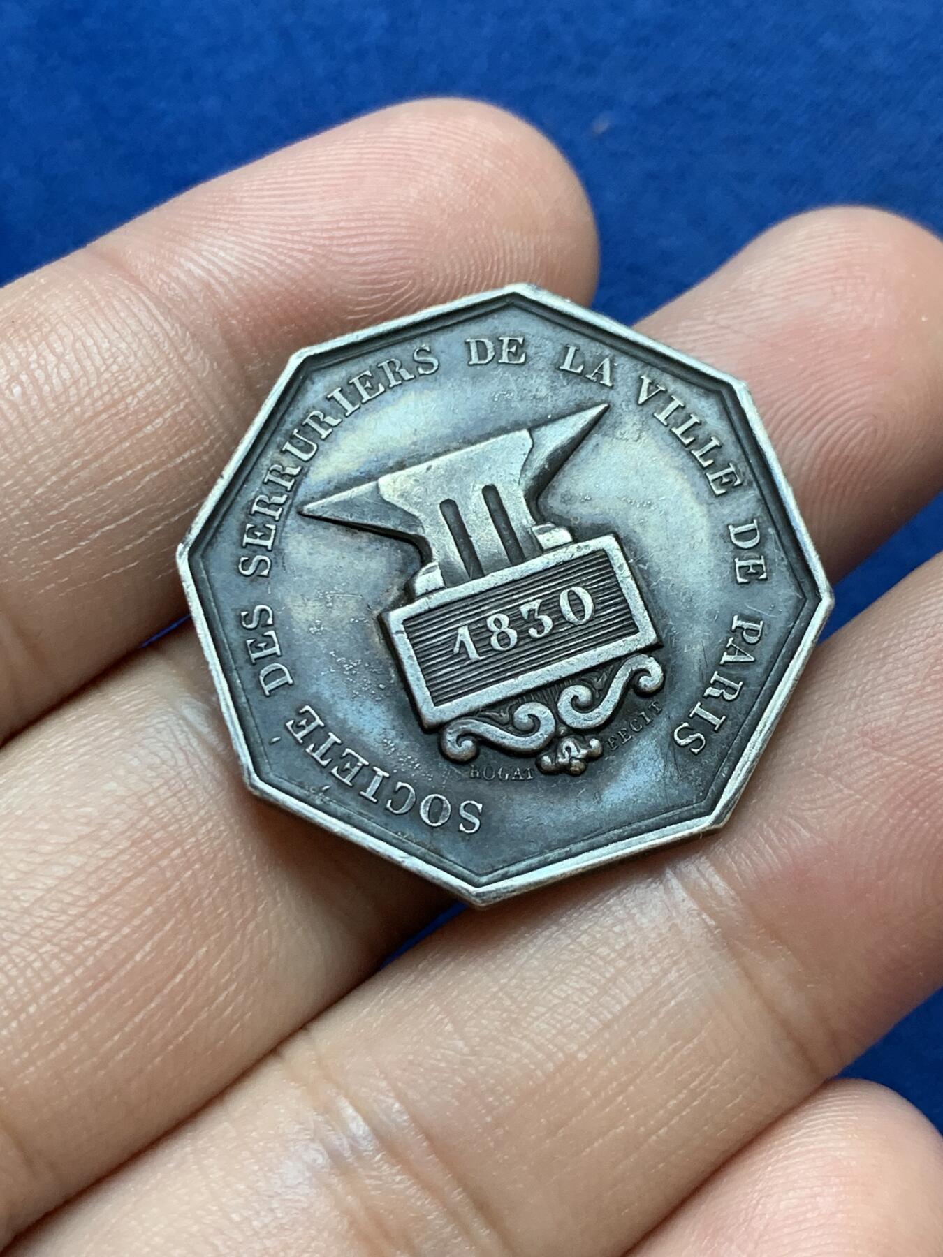 《竞宝斋》第286场-周六， 周日，周一 3场连拍 （全场包邮） 法国1830巴黎锁匠公司八角银代币 手指铭 29mm 10.3g