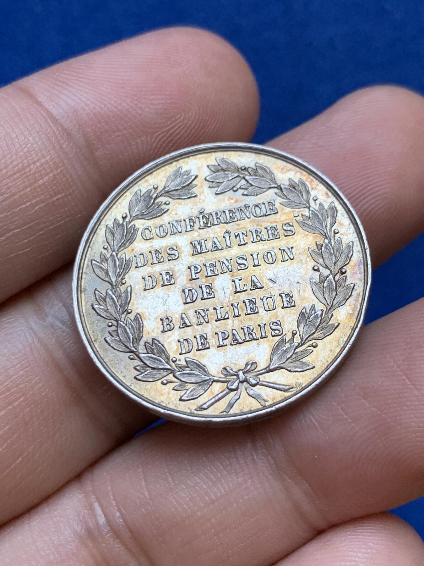 《竞宝斋》第286场-周六， 周日，周一 3场连拍 （全场包邮） 法国巴黎养老金教育圆型银代币 手指铭 28mm 10.5g