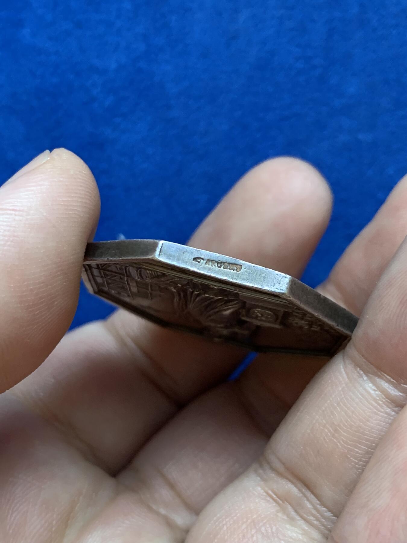 《竞宝斋》第286场-周六， 周日，周一 3场连拍 （全场包邮） 法国1845-1860北方保险公司八角银质代币 21.3g 34.7mm 手指边铭 高浮雕 带彩