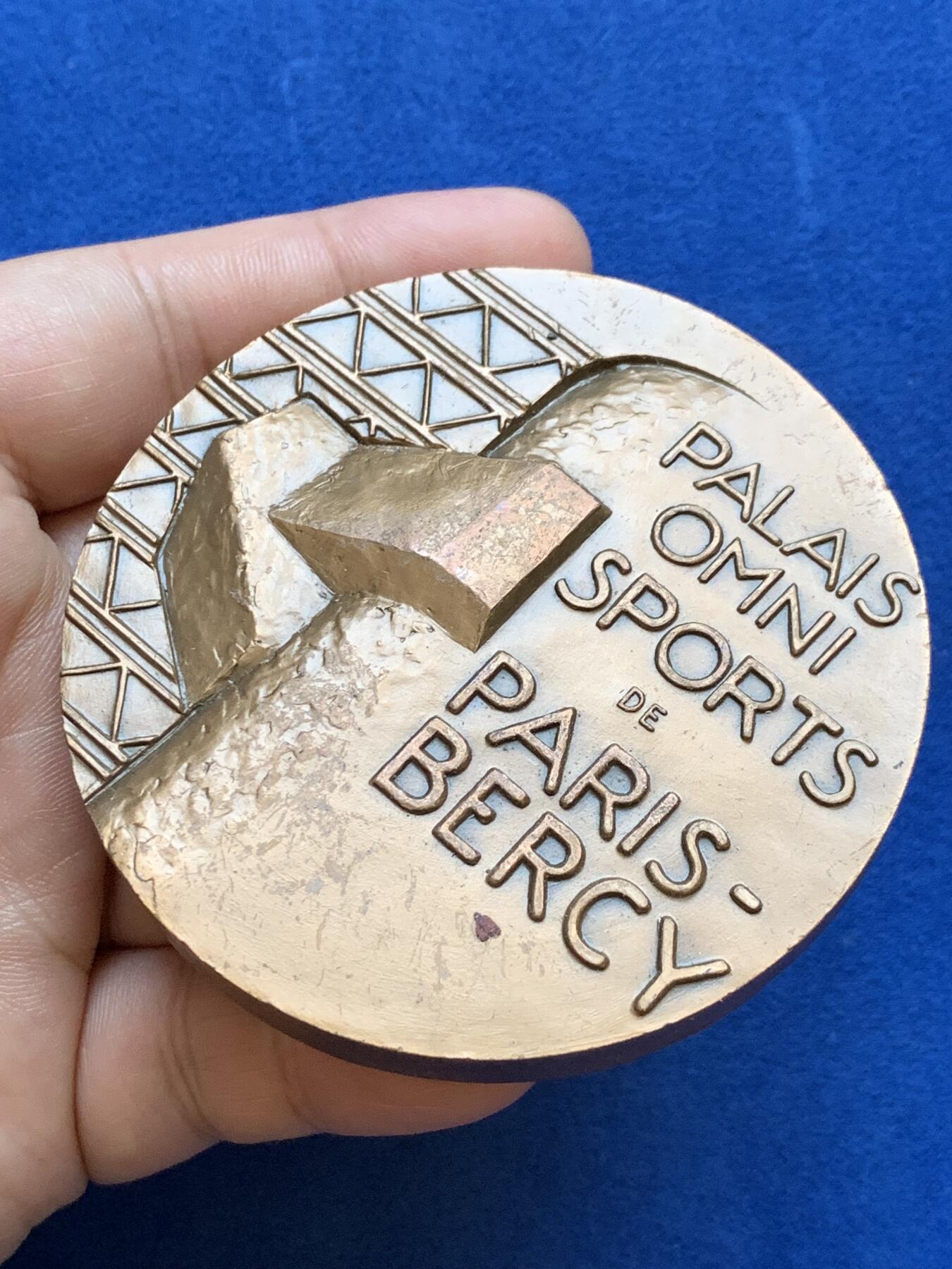 《竞宝斋》第286场-周六， 周日，周一 3场连拍 （全场包邮） 法国巴黎贝西综合体育宫铜章 267.3g 72.1mm 丰饶角边铭