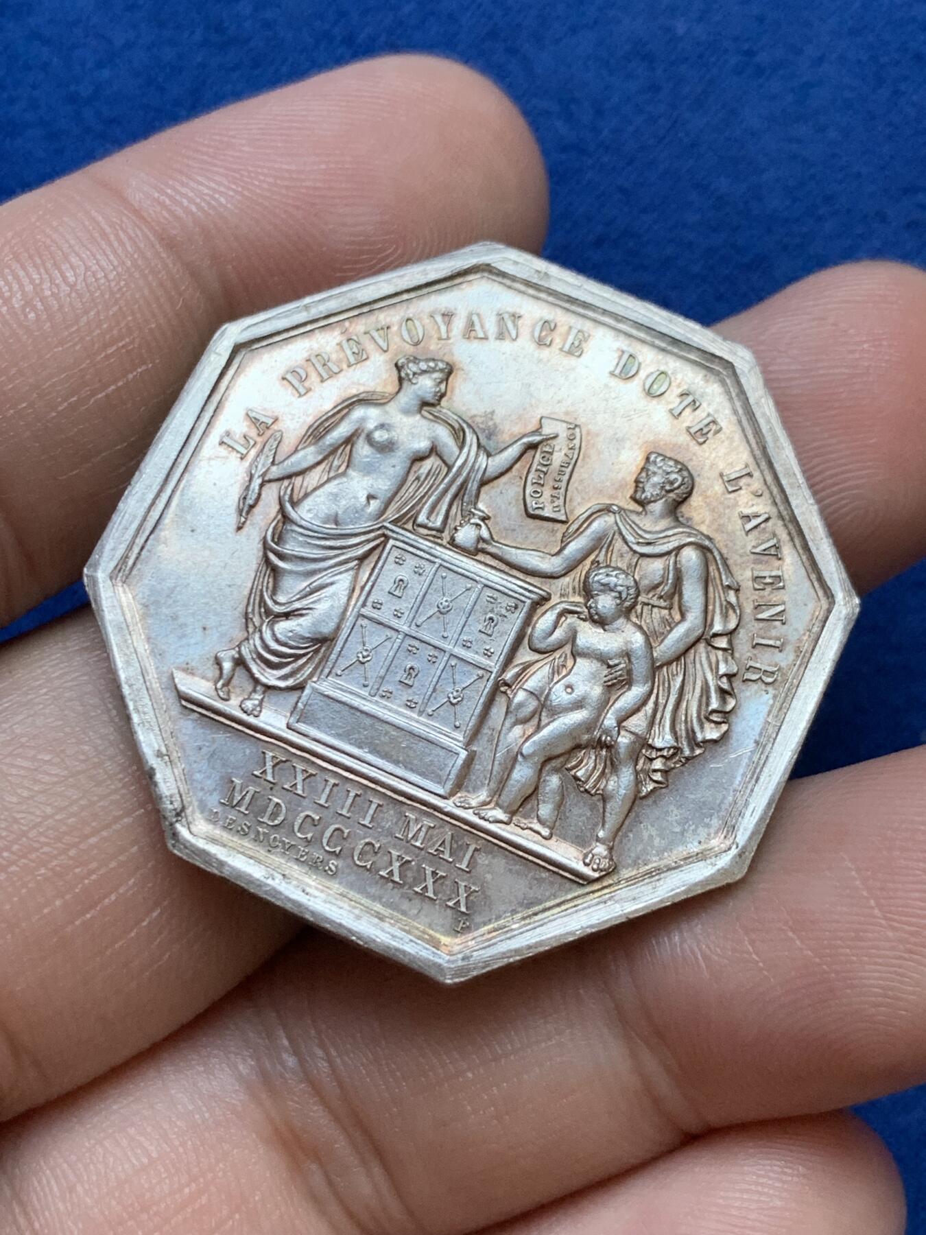 《竞宝斋》第286场-周六， 周日，周一 3场连拍 （全场包邮） 法国八角银质代币  一家三口细节清晰 国家火灾保险公司 20.8g 36.2mm 丰饶角边铭 