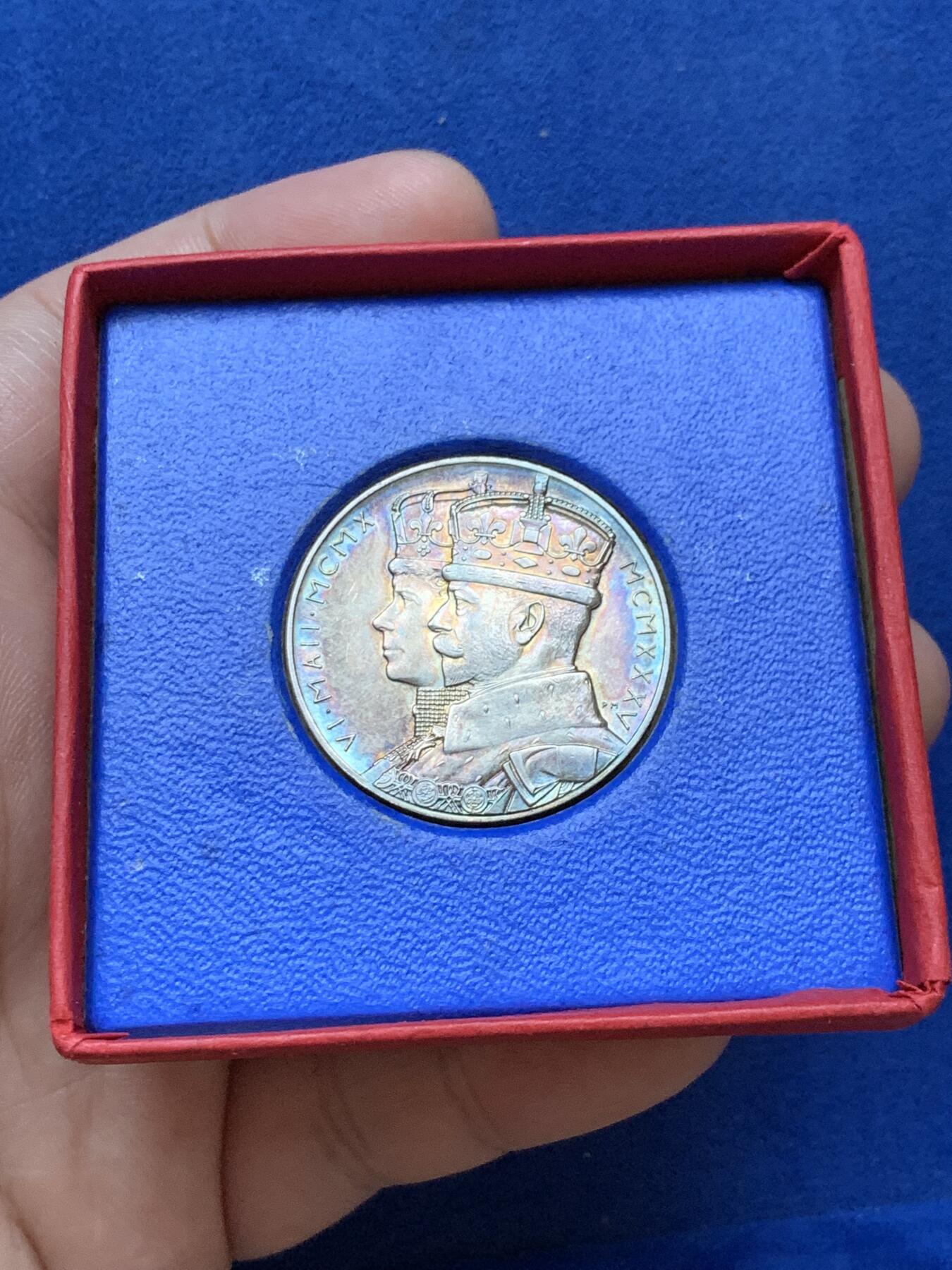 《竞宝斋》第286场-周六， 周日，周一 3场连拍 （全场包邮） 1935年英国乔治五世登基25周年纪念小银章（原盒），直径33mm