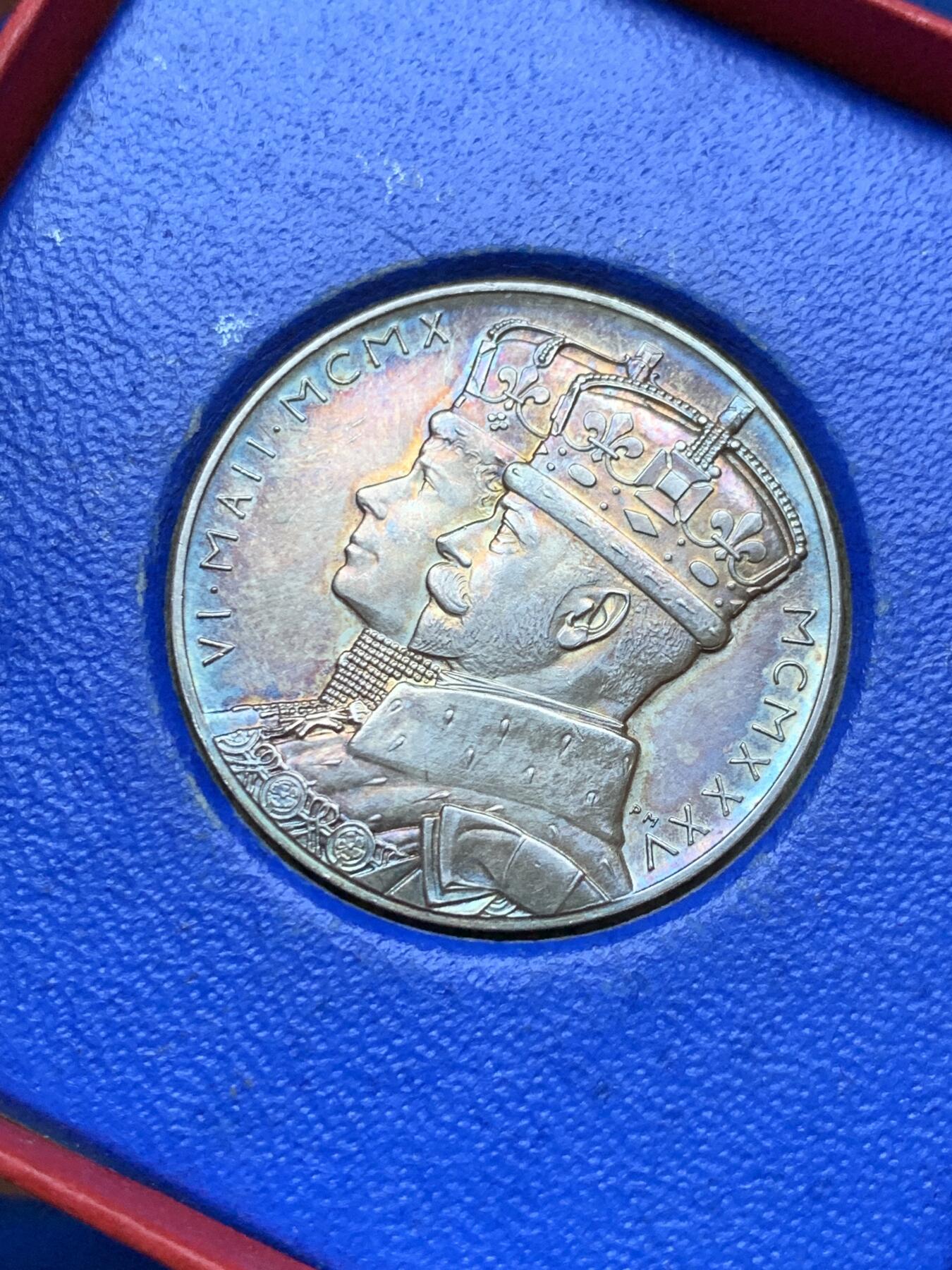 《竞宝斋》第286场-周六， 周日，周一 3场连拍 （全场包邮） 1935年英国乔治五世登基25周年纪念小银章（原盒），直径33mm