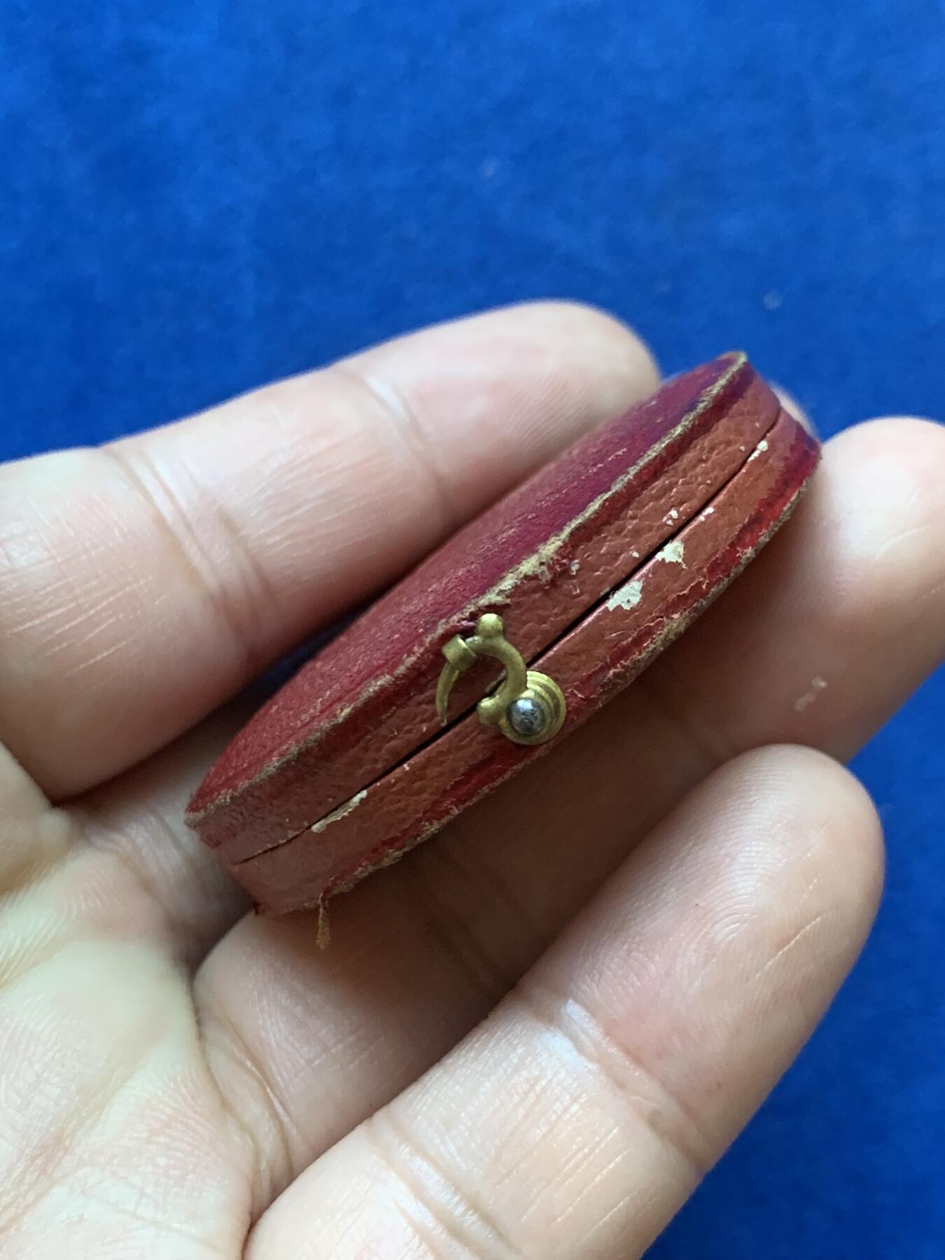 《竞宝斋》第286场-周六， 周日，周一 3场连拍 （全场包邮） 法国婚姻纪念圆型银质婚章 蜜蜂边铭 酱彩包浆 蜜蜂边铭 37mm 21.9g原盒