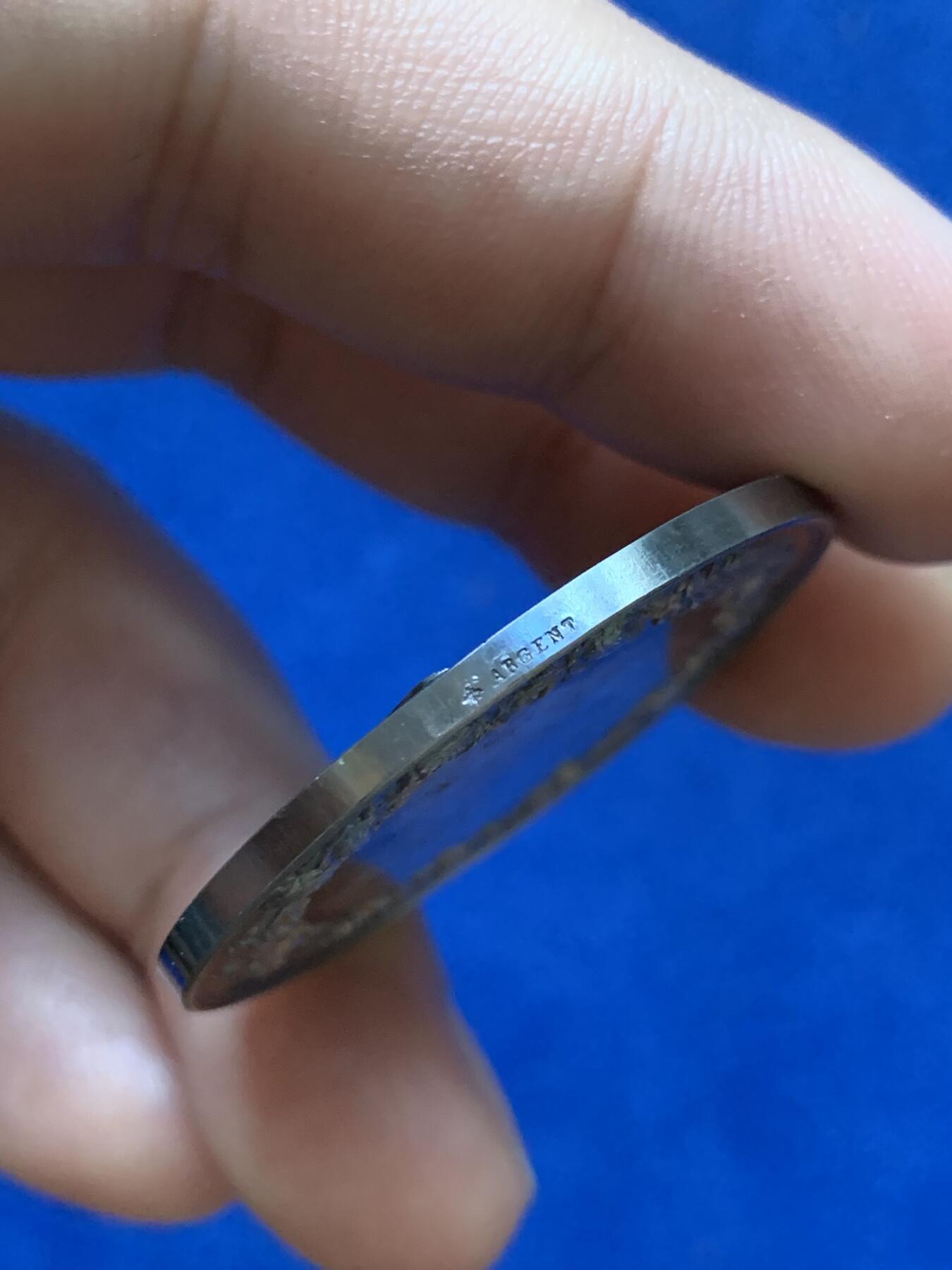 《竞宝斋》第286场-周六， 周日，周一 3场连拍 （全场包邮） 法国婚姻纪念圆型银质婚章 蜜蜂边铭 酱彩包浆 蜜蜂边铭 37mm 21.9g原盒